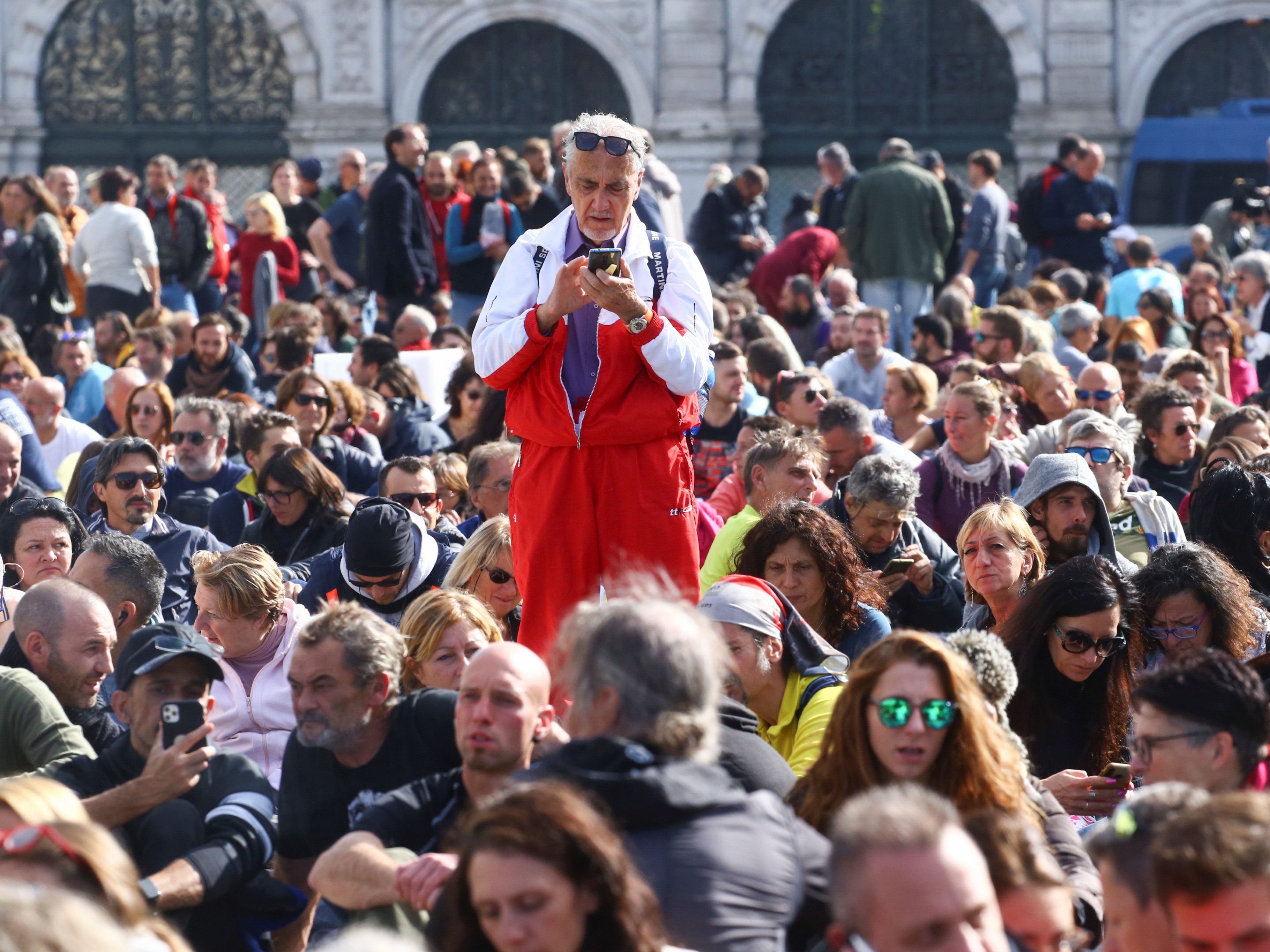 Bei Protesten gegen die Corona-Maßnahmen der italienischen Regierung, wie hier in Triest, sollen Corona-Gegner in Novara Kleidung getragen haben, die an jene von KZ-Häftlingen erinnert. Bei Protesten gegen die Corona-Maßnahmen der italienischen Regierung, wie hier in Triest, sollen Corona-Gegner in Novara Kleidung getragen haben, die an jene von KZ-Häftlingen erinnert.