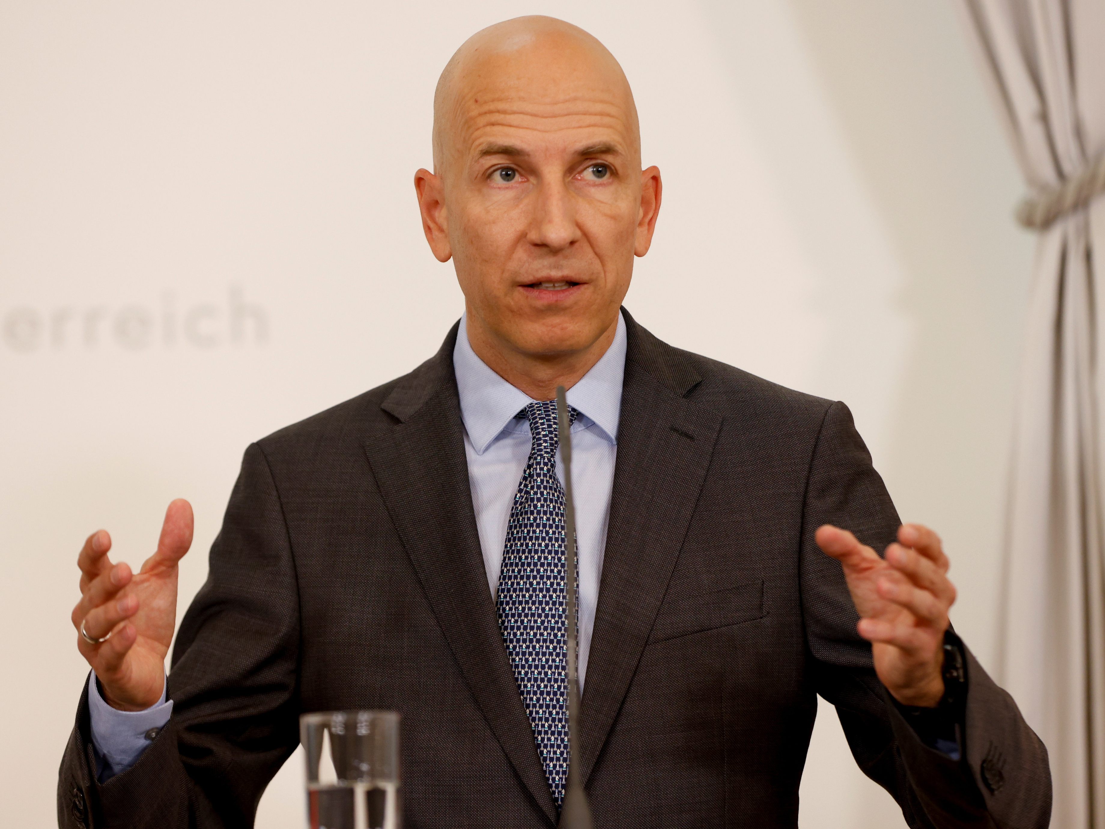 Martin Kocher hat erklärt, was das Minus bei der Kurzarbeit zeigt.