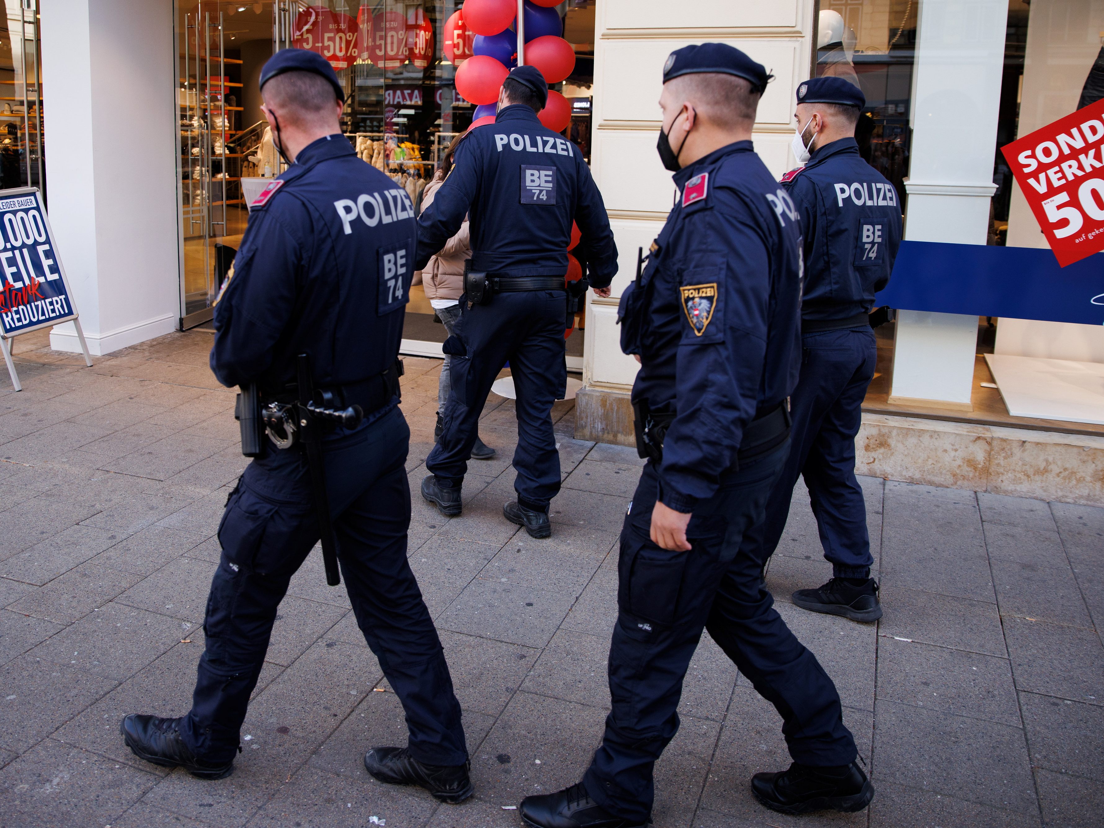 Die Polizei wird die Einhaltung der Ausgangsbeschränkungen stark kontrollieren. Die Polizei wird die Einhaltung der Ausgangsbeschränkungen stark kontrollieren.