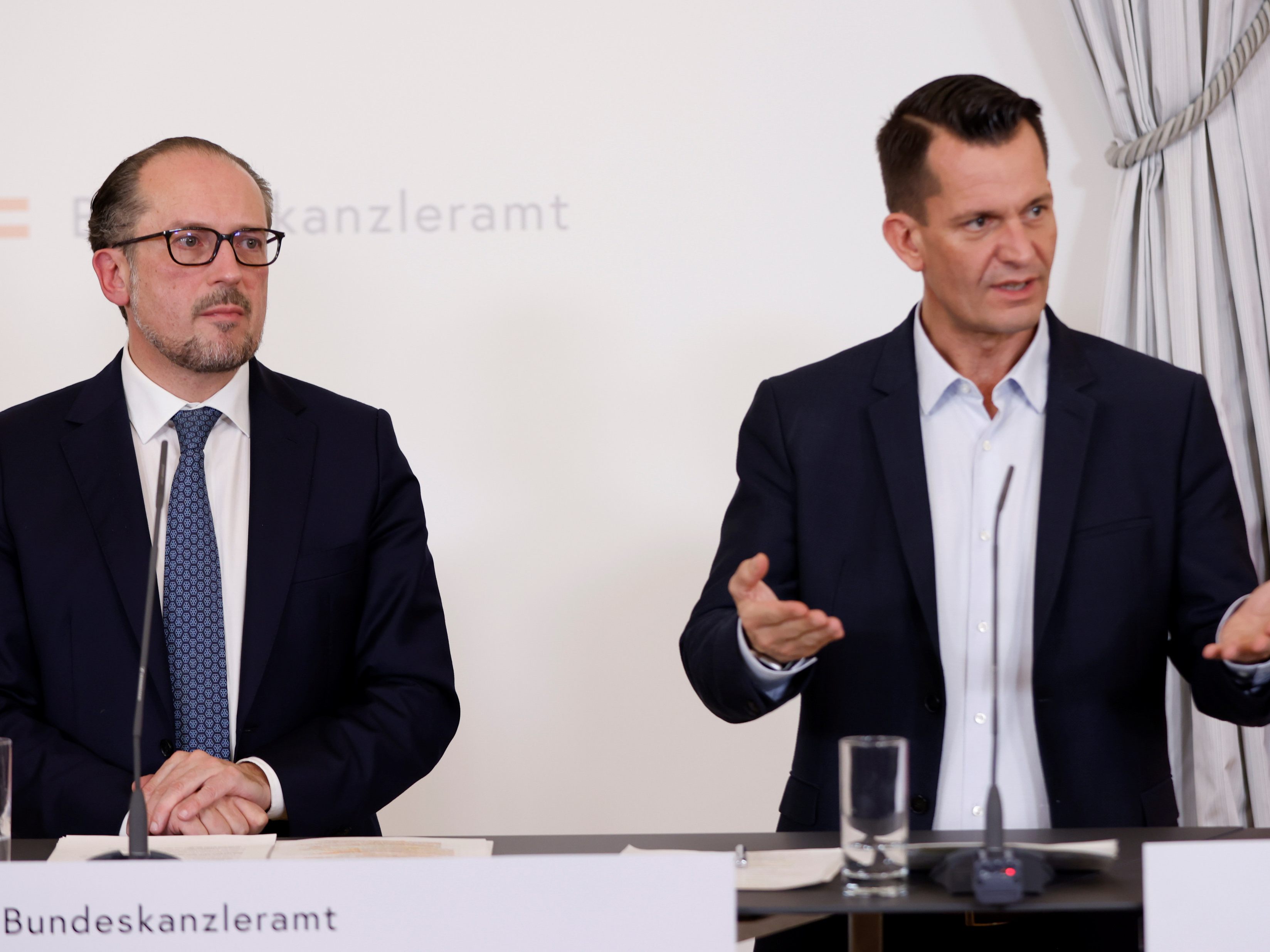 Bundeskanzler Alexander Schallenberg (ÖVP) und Gesundheitsminister Wolfgang Mückstein (Grüne) entschuldigten sich Freitagabend bei den Österreichern für Fehler beim Corona-Management. Bundeskanzler Alexander Schallenberg (ÖVP) und Gesundheitsminister Wolfgang Mückstein (Grüne) entschuldigten sich Freitagabend bei den Österreichern für Fehler beim Corona-Management.