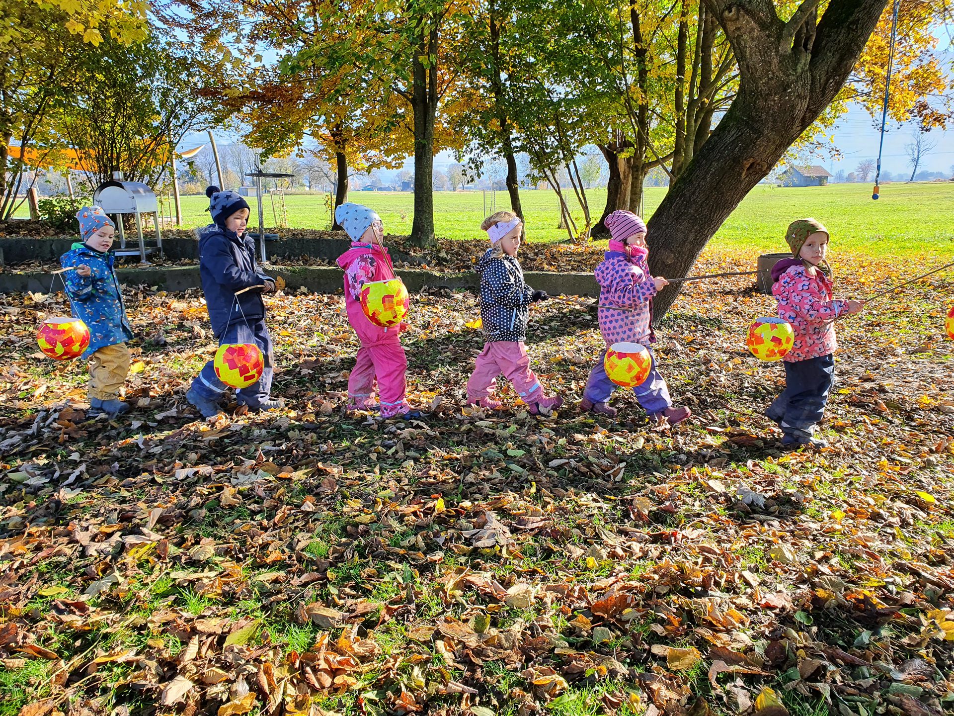 Im Riedkindergarten sind die Kinder bereit für das beliebte Laternilefest.