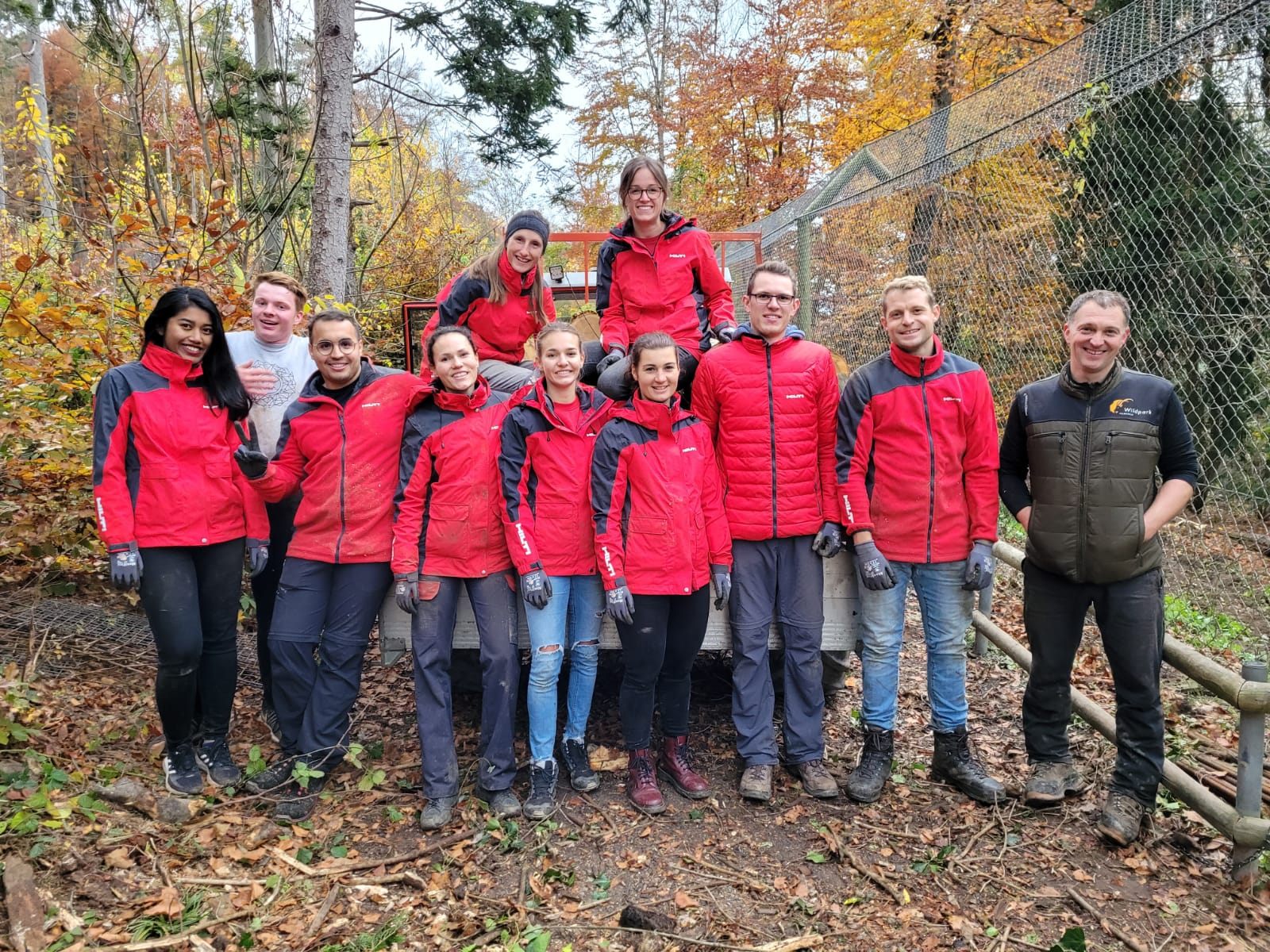Das Team von Hilti AG Thüringen mit Betriebsleiter Christian Amann vor dem Luchsgehege © Wildpark Feldkirch