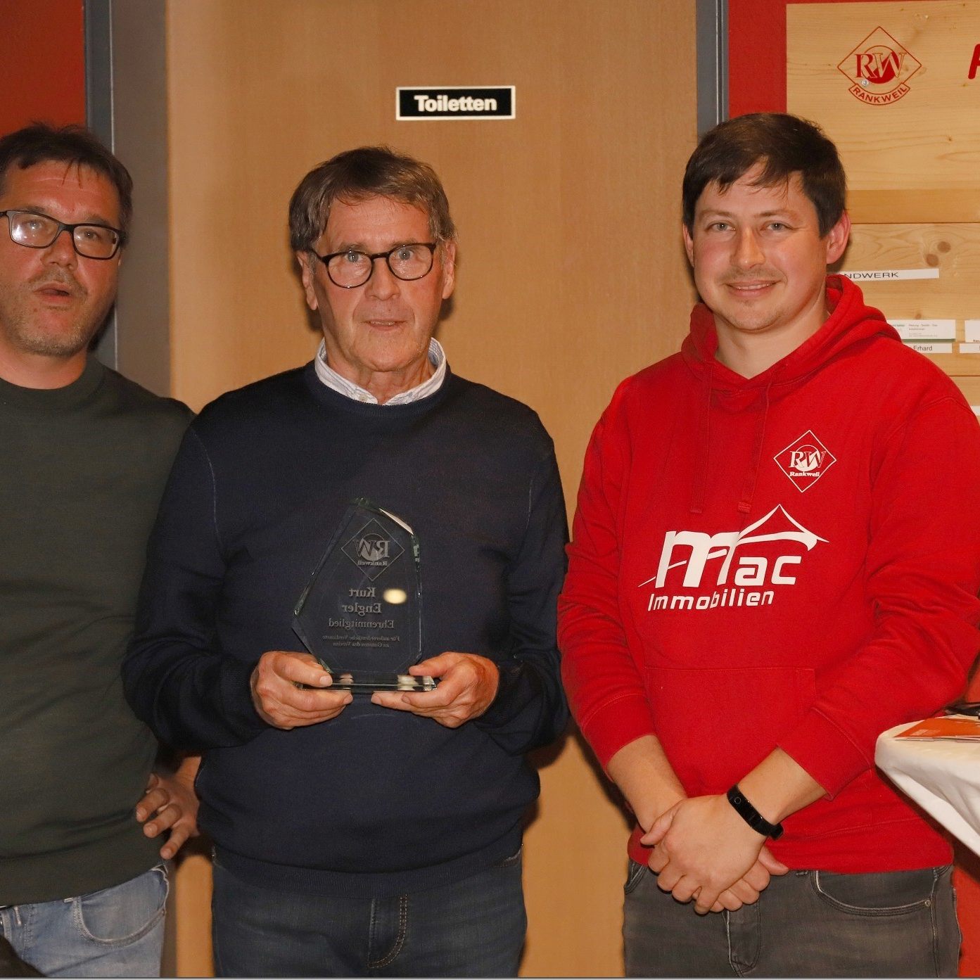 Kurt Engler (mitte) wurde zum neuen Ehrenmitglied von RW Rankweil gewählt. Die beiden Obmänner Klaus Beiter und Bernd Breuss gratulieren.