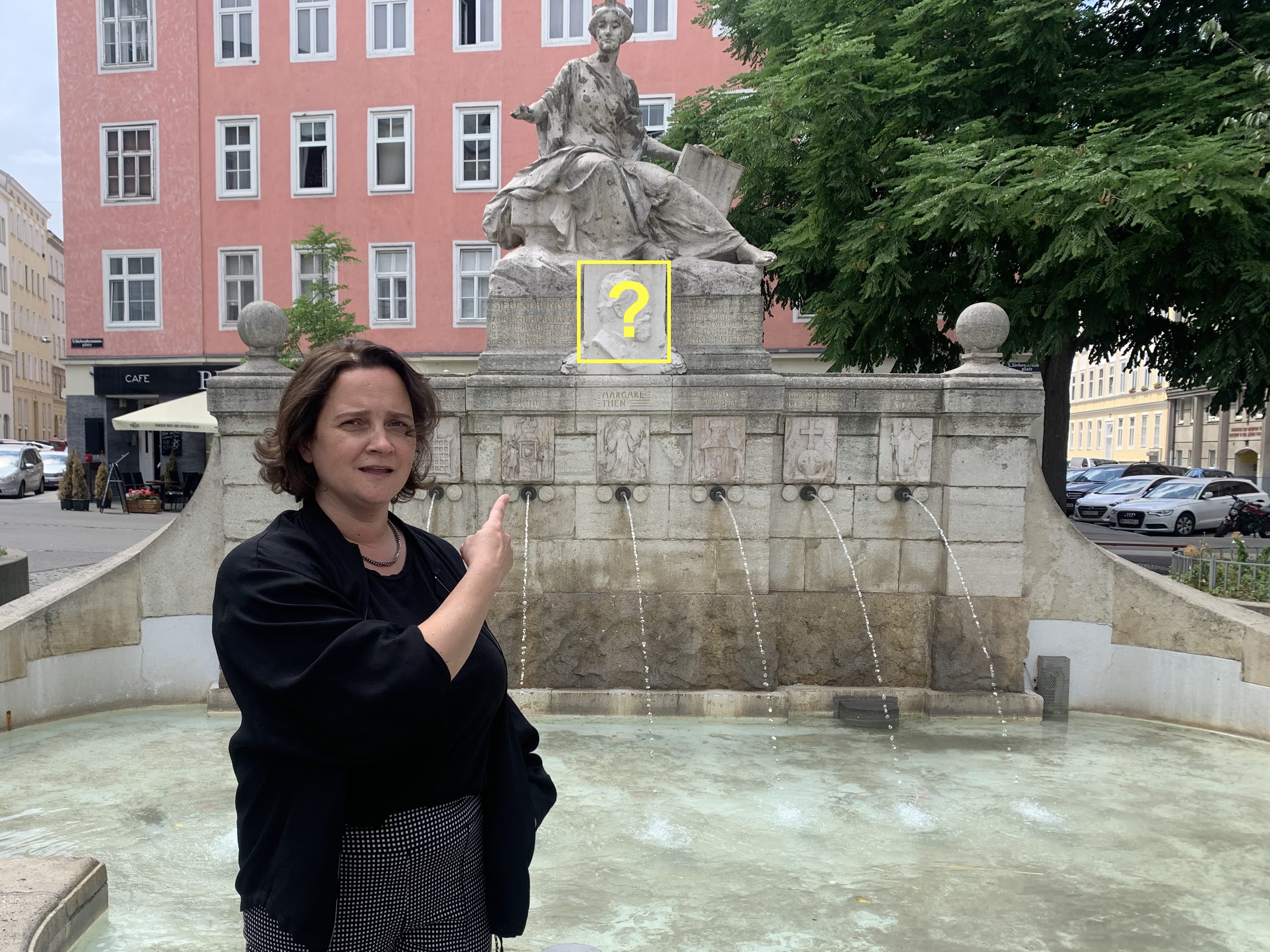 NEOS-Bezirksrätin Johanna Adlaoui-Mayerl fordert eine Kontextualisierung für die Lueger-Tafel am Siebenbrunnen Ensemble in Wien-Margareten.