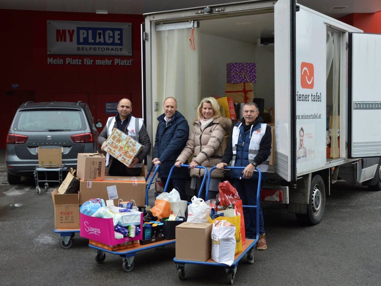MyPlace sammelt Lebensmittel- und Hygieneartikelspenden für Armutsbetroffene in Wien. Auf dem Bild zu sehen: Die Übergabe der Spenden im Vorjahr an die Wiener Tafel.