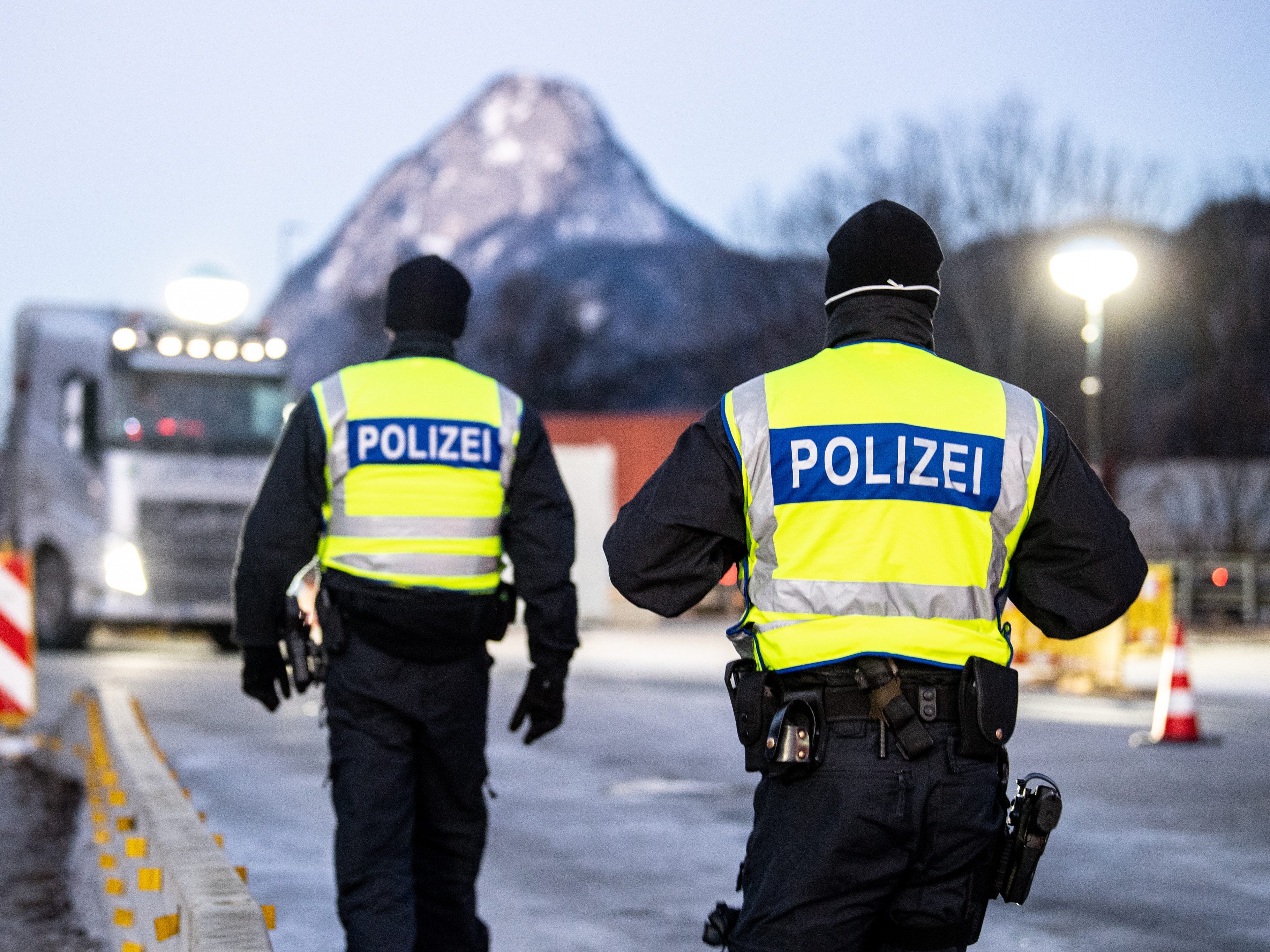 Die strengen Einreiseregeln für Kinder in Deutschland stellen viele Familien vor ein Problem. Die strengen Einreiseregeln für Kinder in Deutschland stellen viele Familien vor ein Problem.