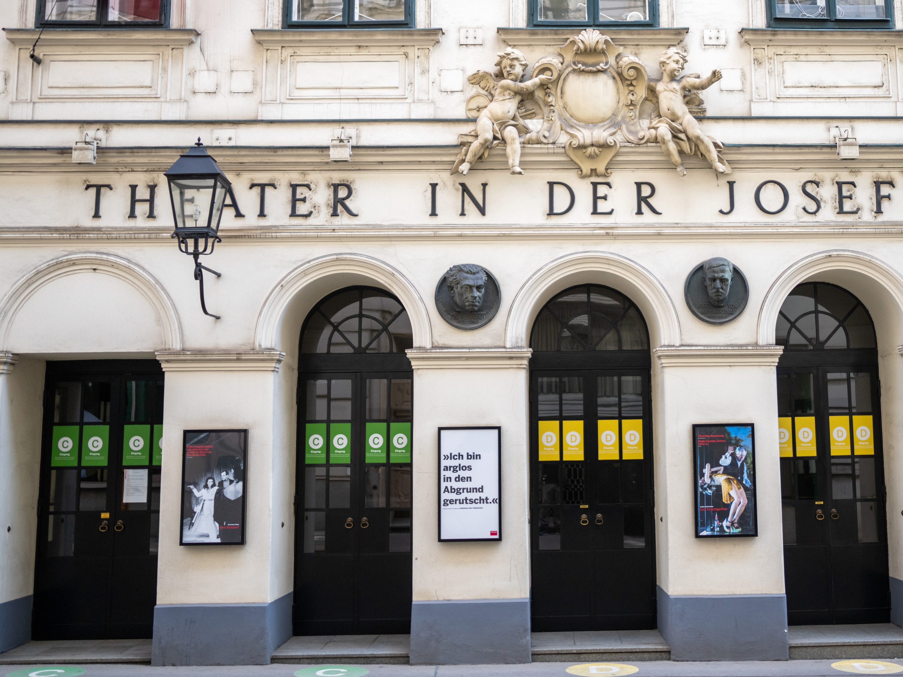 In Wiener Theatern gab es "gravierende Anlaufschwierigkeiten" bei der 2Gplus-Regelung. In Wiener Theatern gab es "gravierende Anlaufschwierigkeiten" bei der 2Gplus-Regelung.