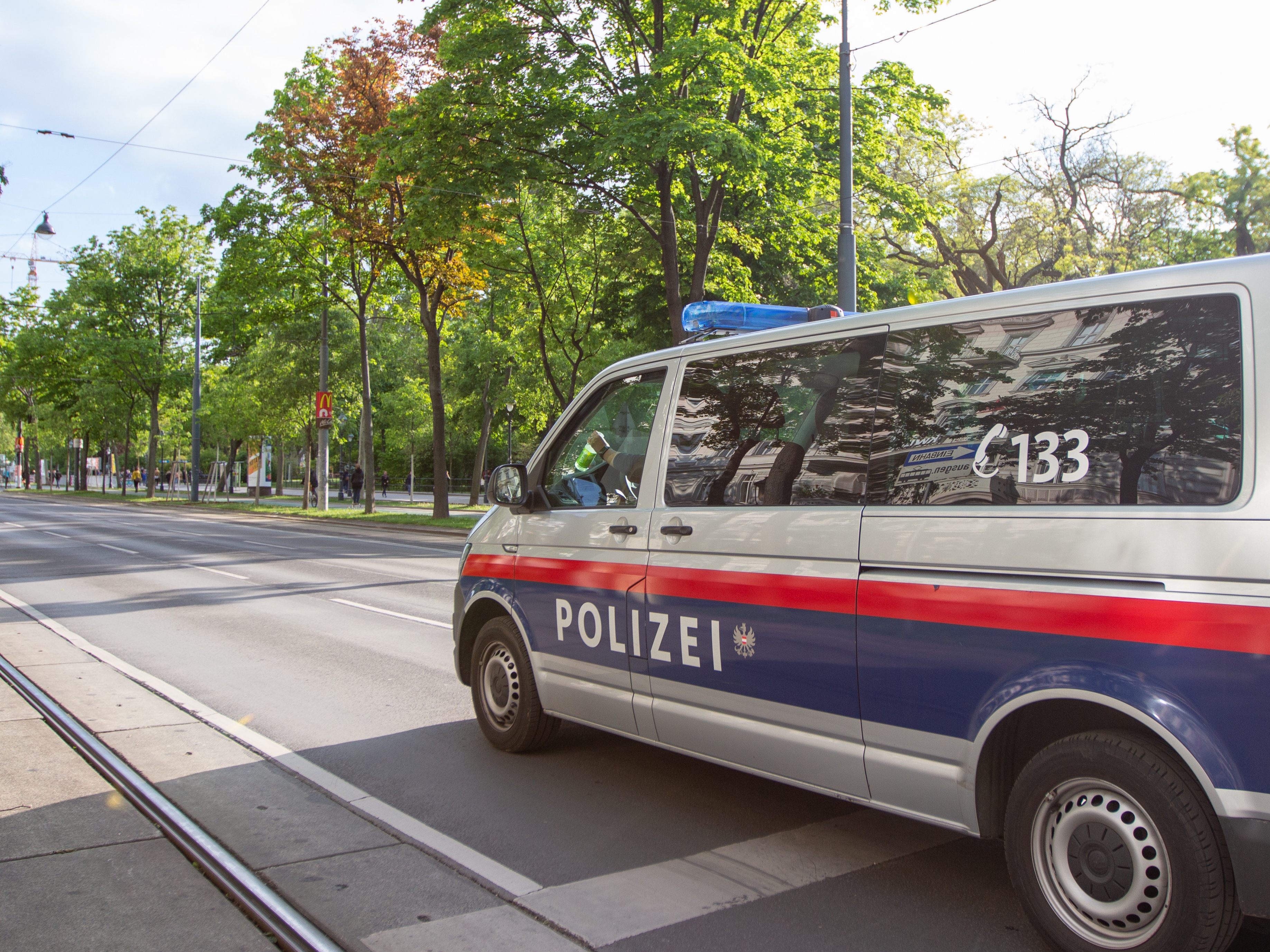 Zwei Straßenüberfälle trugen sich in Wien zu. Zwei Straßenüberfälle trugen sich in Wien zu.