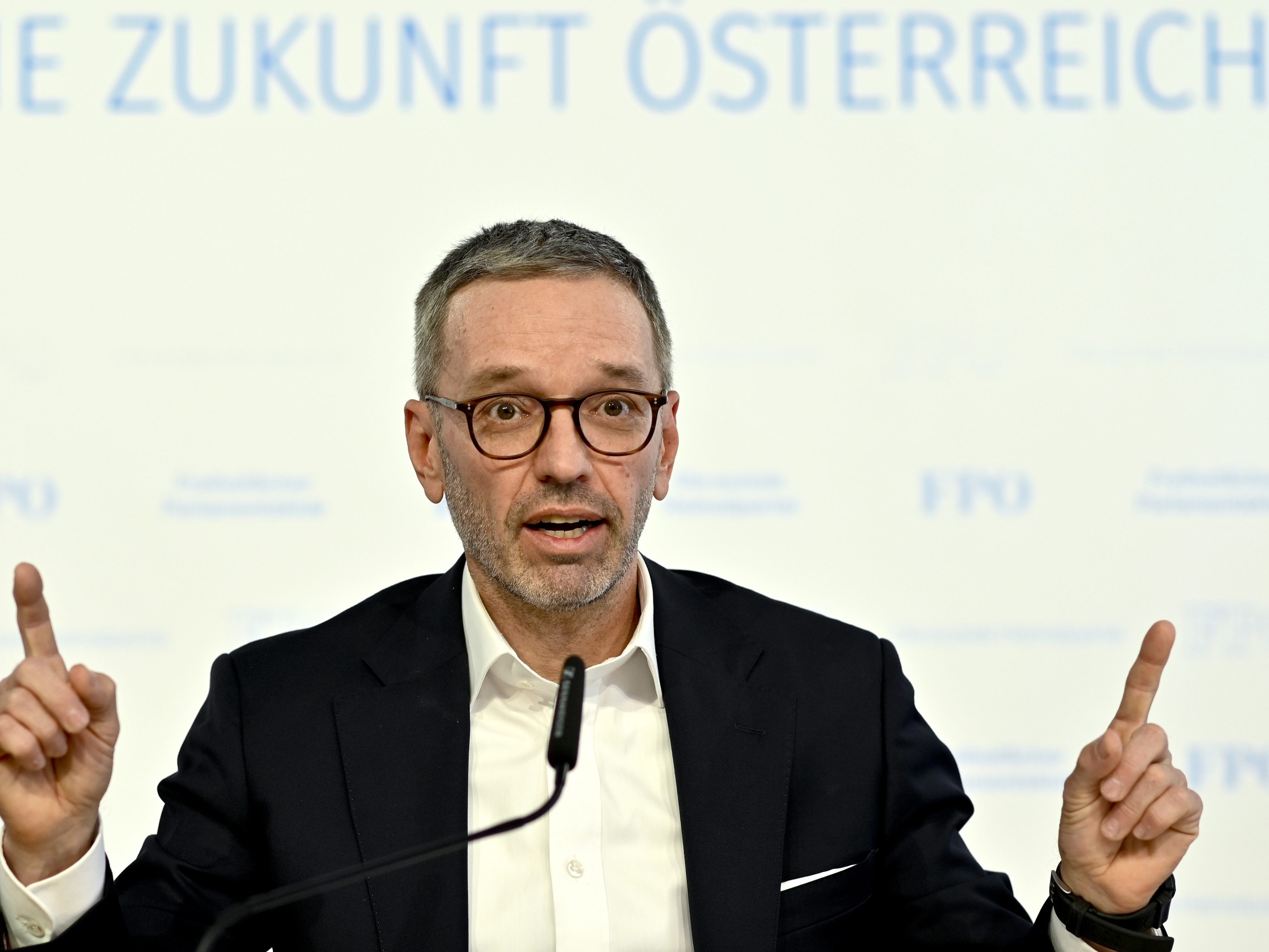 Herbert Kickl ist über das Corona-Management nicht begeistert. Herbert Kickl ist über das Corona-Management nicht begeistert.