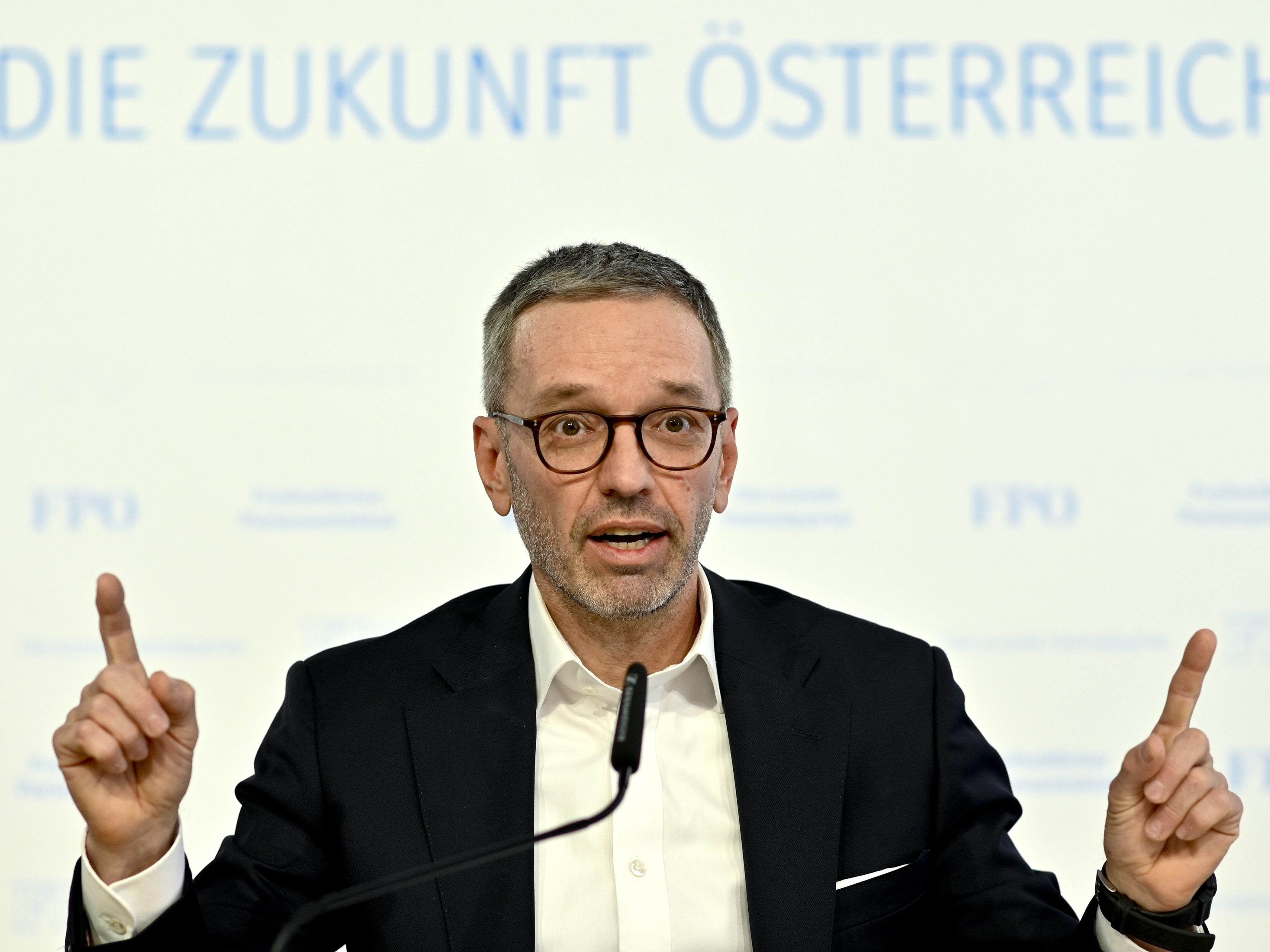 Auch die Corona-Erkrankung von FPÖ-Chef Herbert Kickl hält die Freiheitlichen nicht davon ab einen "dringlichen Antrag" für ein Lockdown-Ende im Nationalrat zu stellen. Auch die Corona-Erkrankung von FPÖ-Chef Herbert Kickl hält die Freiheitlichen nicht davon ab einen "dringlichen Antrag" für ein Lockdown-Ende im Nationalrat zu stellen.