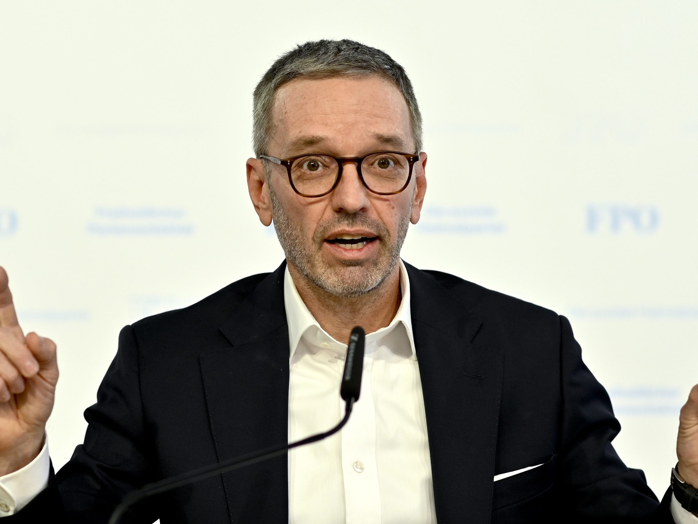 Kickl präsentierte sich nach seiner Corona-Infektion "gesund und munter". Kickl präsentierte sich nach seiner Corona-Infektion "gesund und munter".