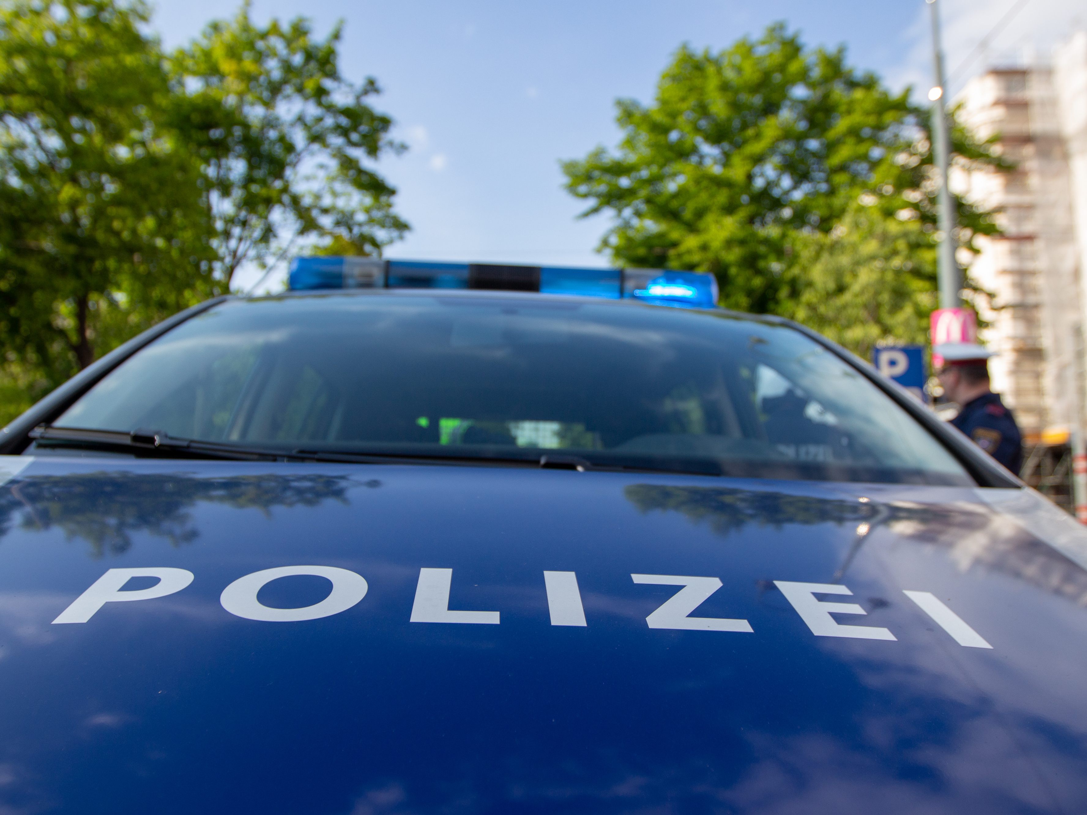 Ein Betrunkener wollte am Bahnhof Floridsdorf einen Polizisten attackieren.