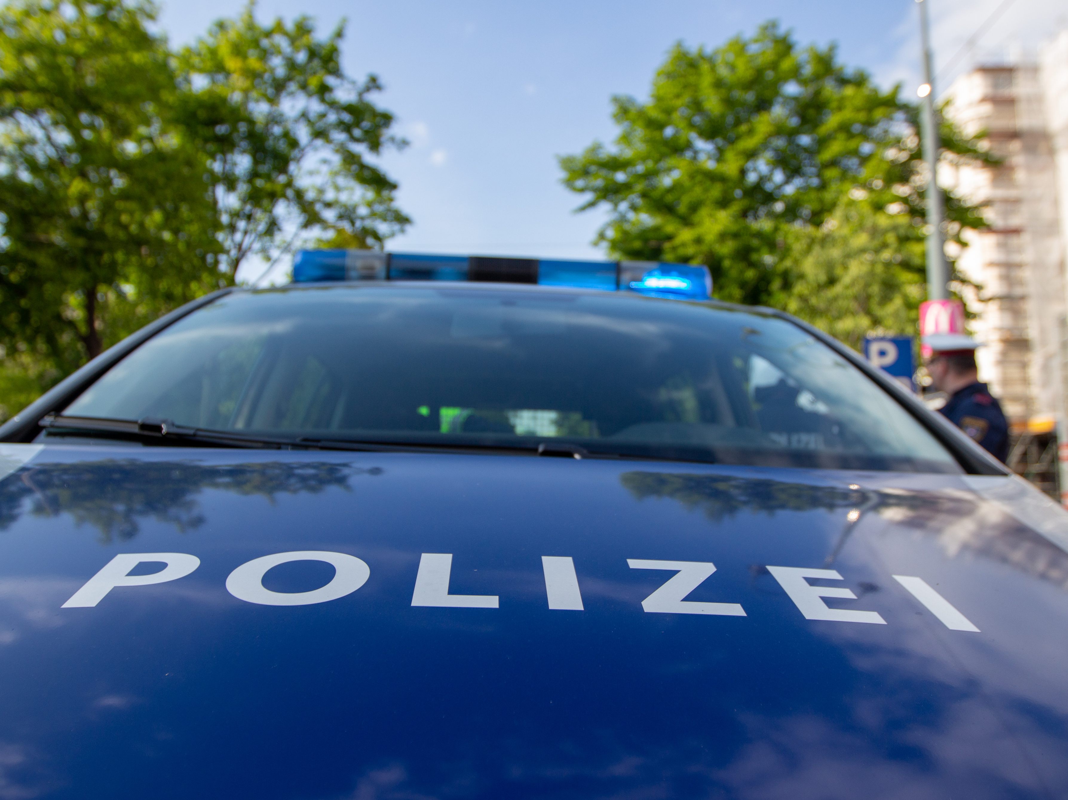 Ein 44-Jähriger soll seine Gattin in Wien-Donaustadt während einer Auseinandersetzung bedroht haben. Ein 44-Jähriger soll seine Gattin in Wien-Donaustadt während einer Auseinandersetzung bedroht haben.