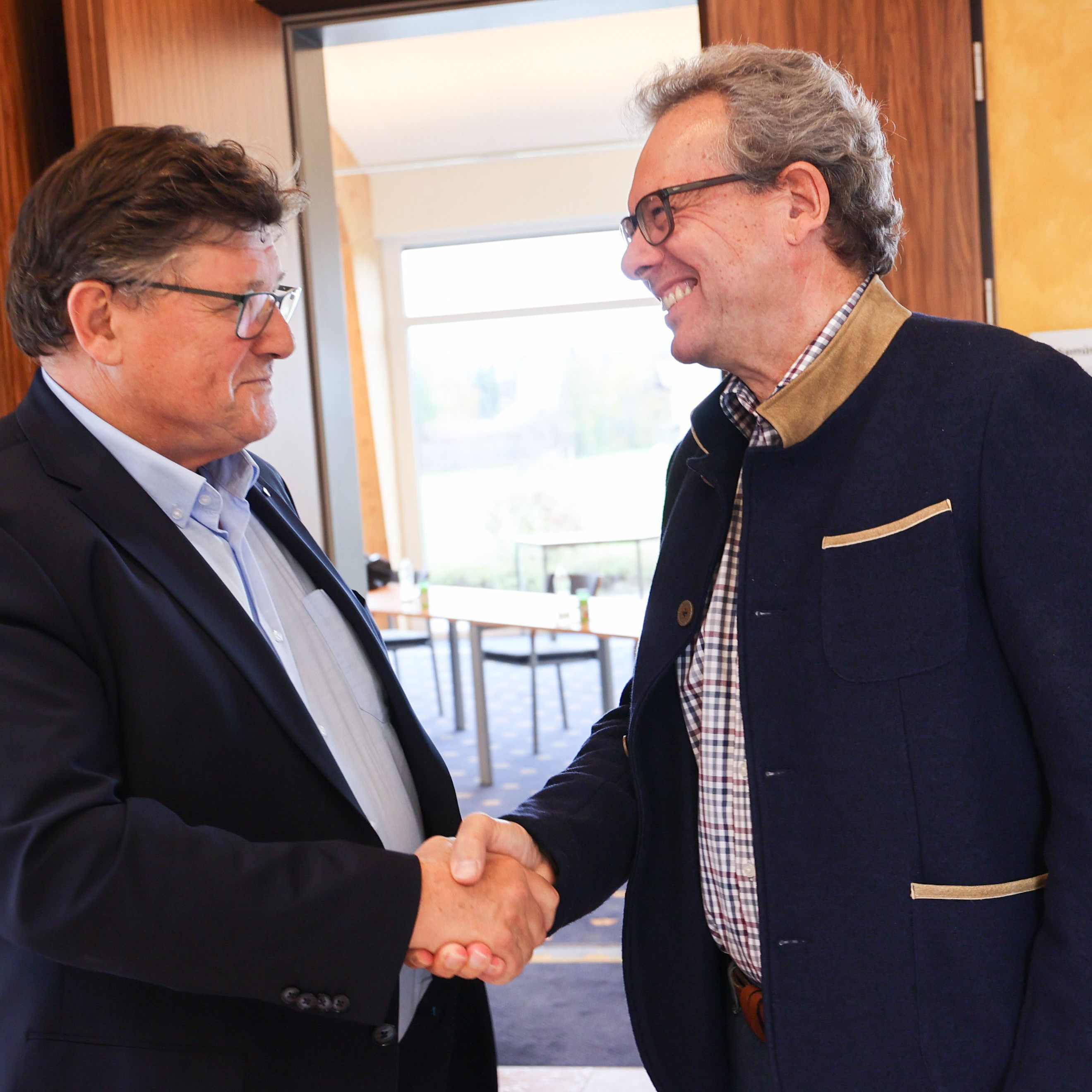 Rainer Wimmer (PRO-GE-Bundesvorsitzender) und Johannes Collini (Geschäftsführer Fachverband Metalltechnische Industrie) schütteln sich die Hände.