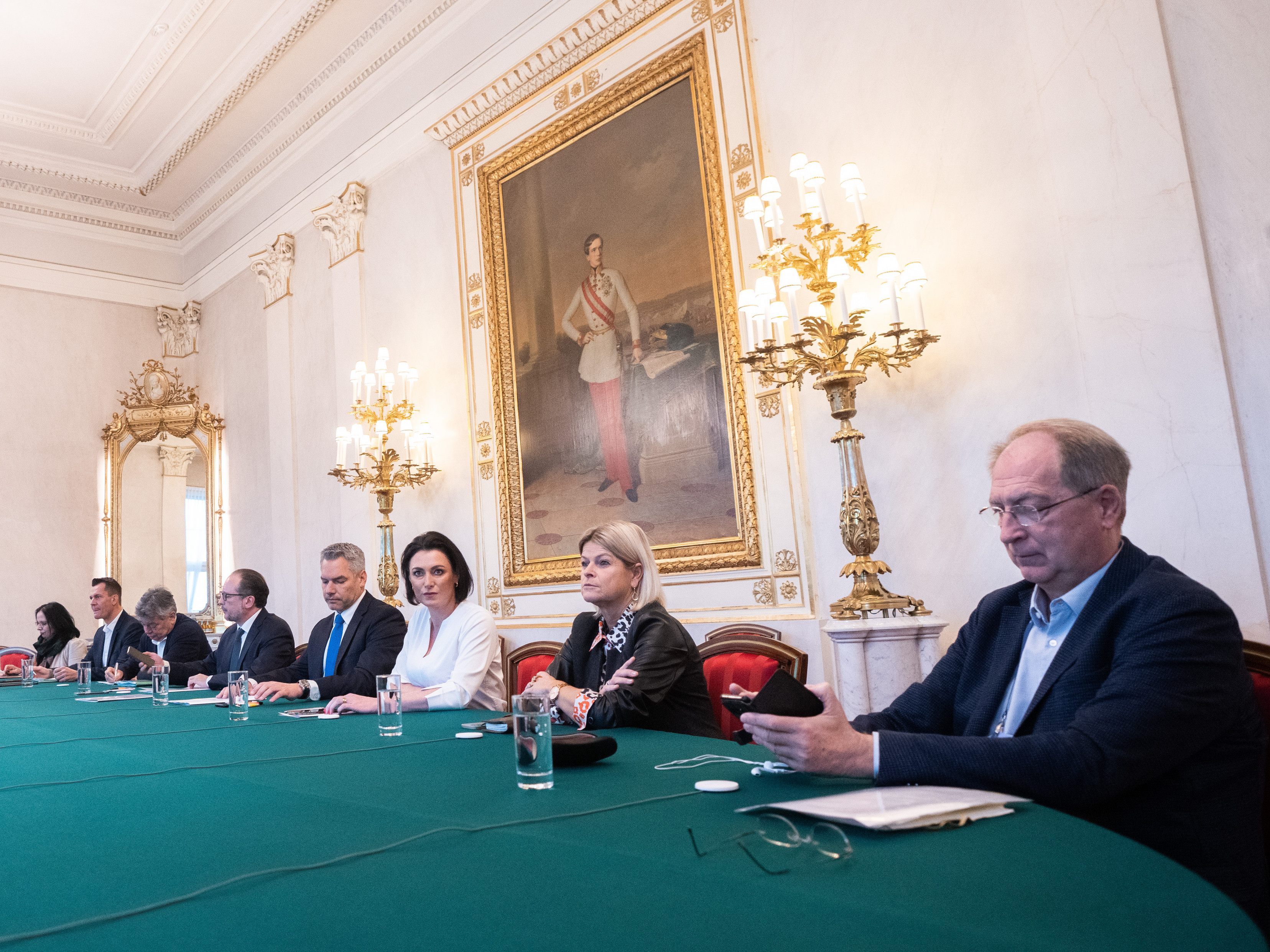 Bund und Länder einigten sich auf einen Lockdown für Ungeimpfte. Bund und Länder einigten sich auf einen Lockdown für Ungeimpfte.