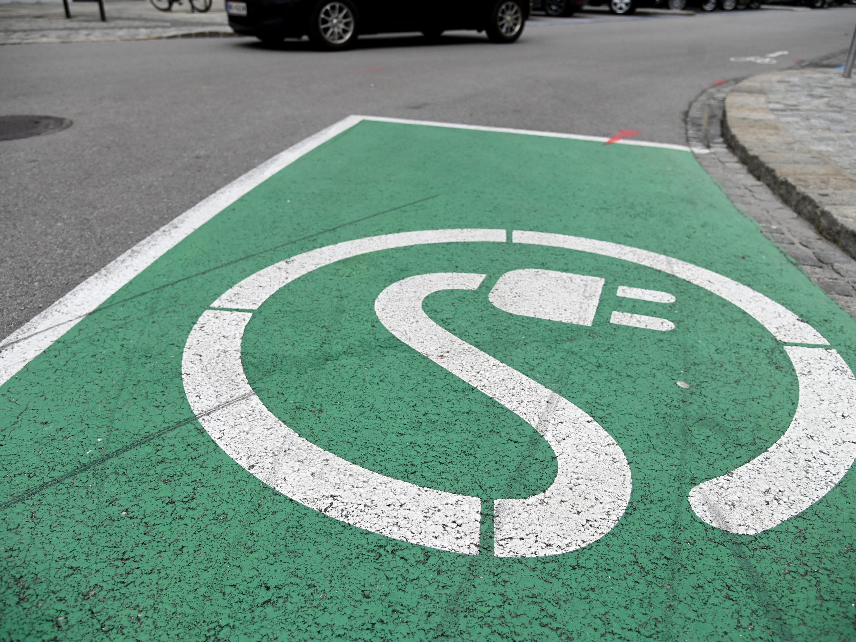 Ein Auto-Fachmann hat sich zu E-Autos geäußert. Ein Auto-Fachmann hat sich zu E-Autos geäußert.