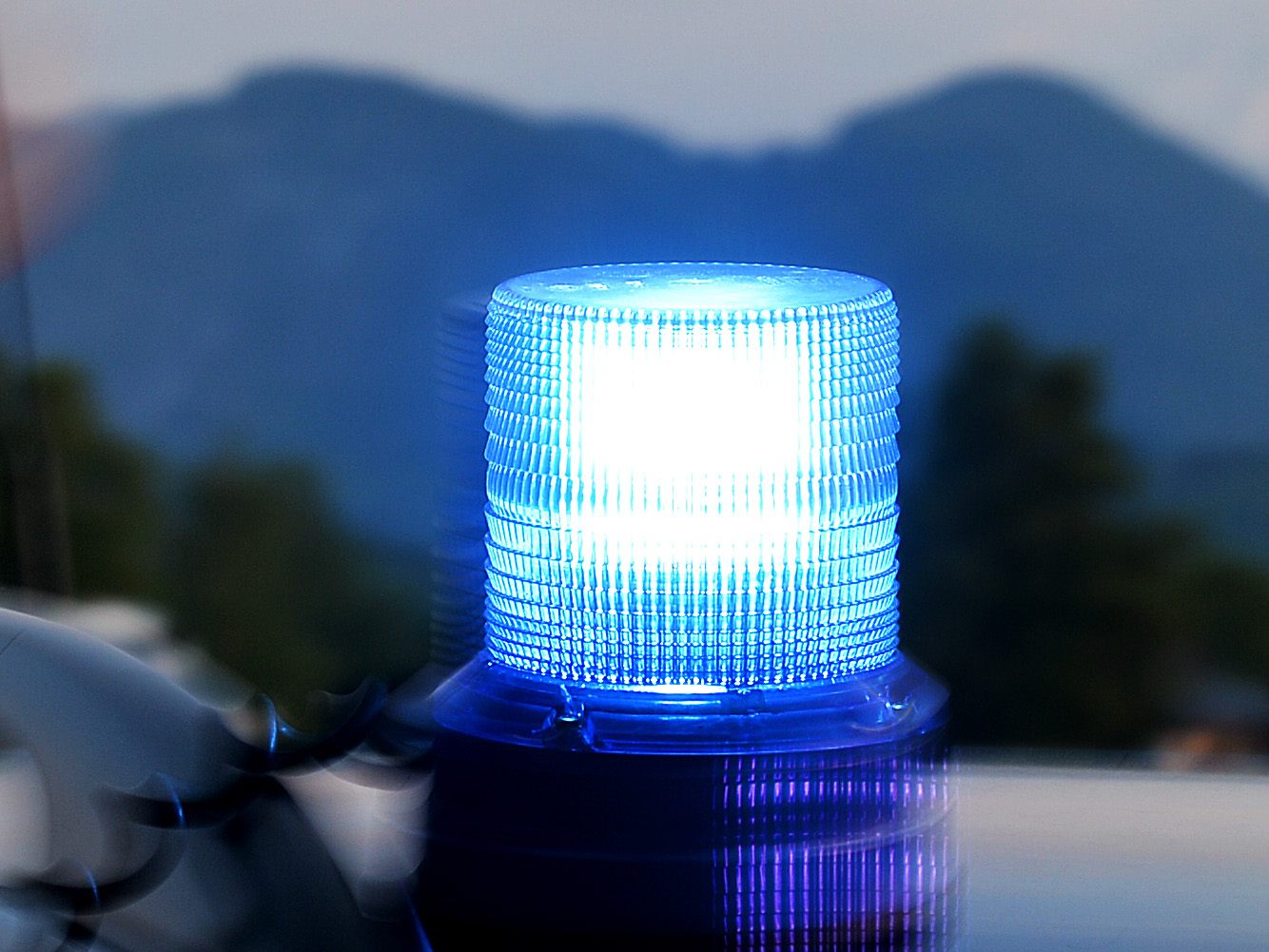Unfall auf A14: Pkw fuhr auf Lkw auf.