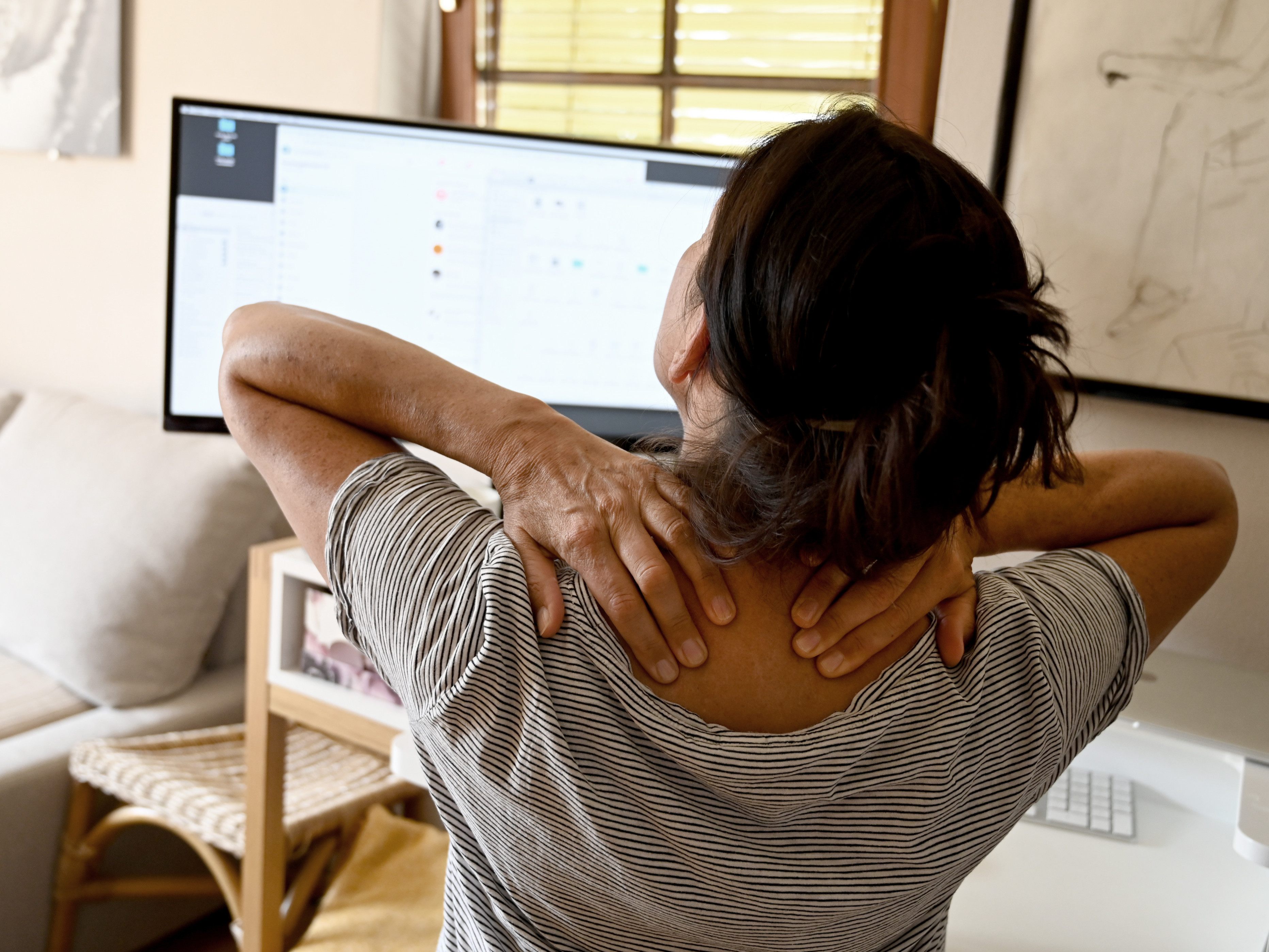 Mehr Bewegung und besseres Sitzen im Home-Office sollen Schmerzen entgegenwirken. Mehr Bewegung und besseres Sitzen im Home-Office sollen Schmerzen entgegenwirken.
