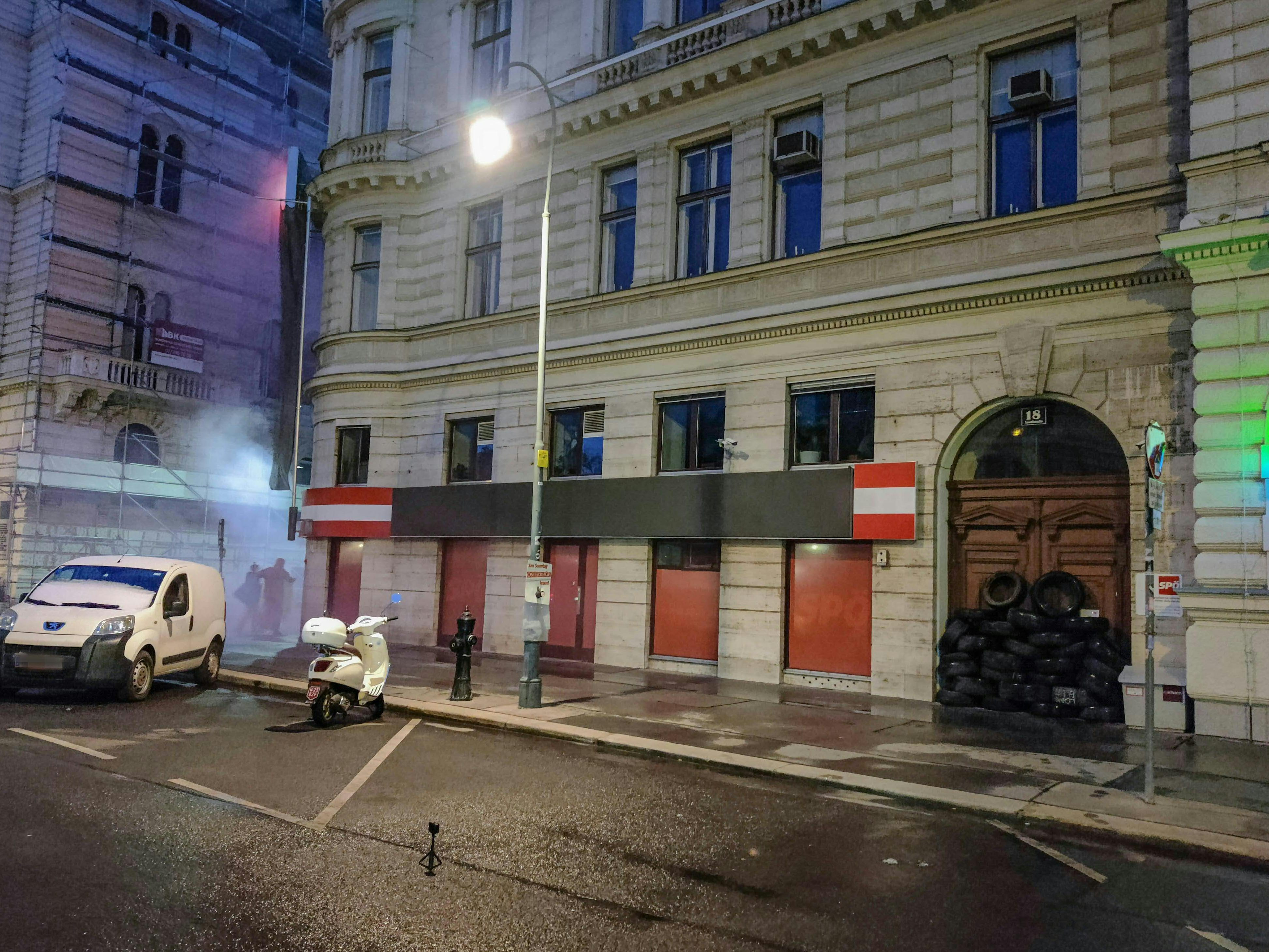Eine Autoreifen-Blockade gab es vor der Wiener SPÖ-Zentrale. Eine Autoreifen-Blockade gab es vor der Wiener SPÖ-Zentrale.