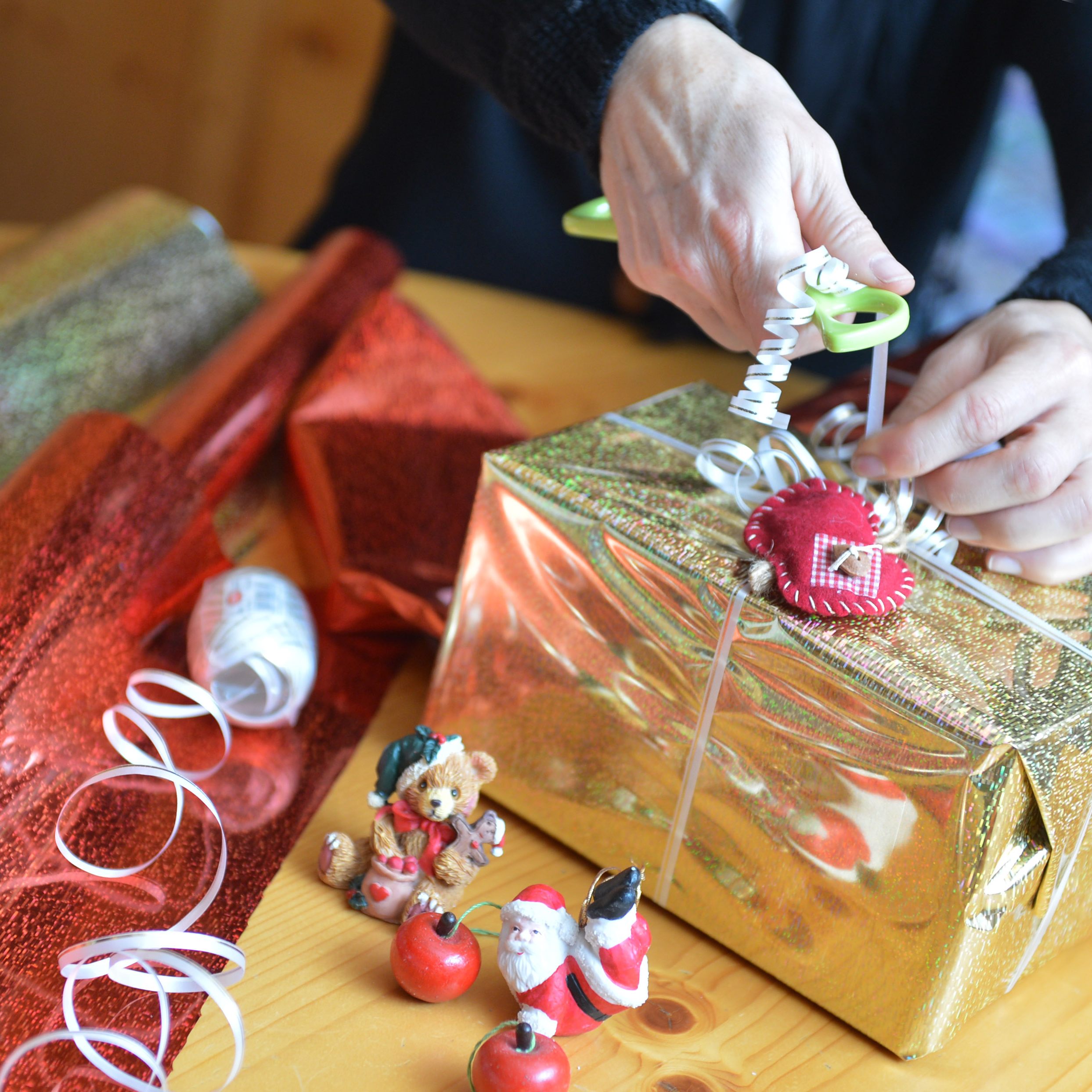 In der Weihnachtszeit 2021 sind die Kosten für Verpackungen wie Karton und Papier gestiegen.