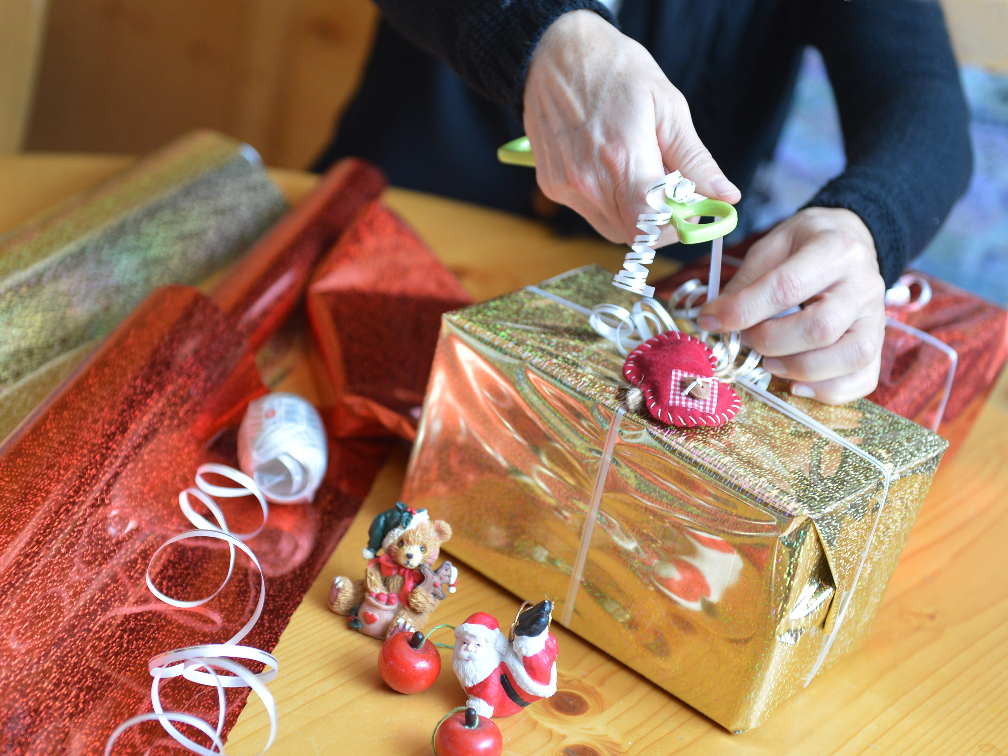 In der Weihnachtszeit 2021 sind die Kosten für Verpackungen wie Karton und Papier gestiegen.