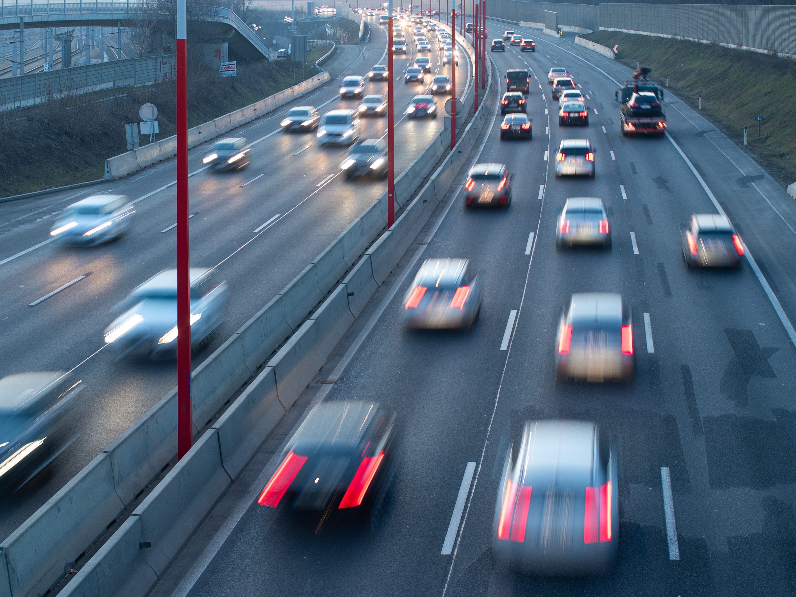 Stau-Chaos-auf-A23-nach-Unfall-im-Absbergtunnel