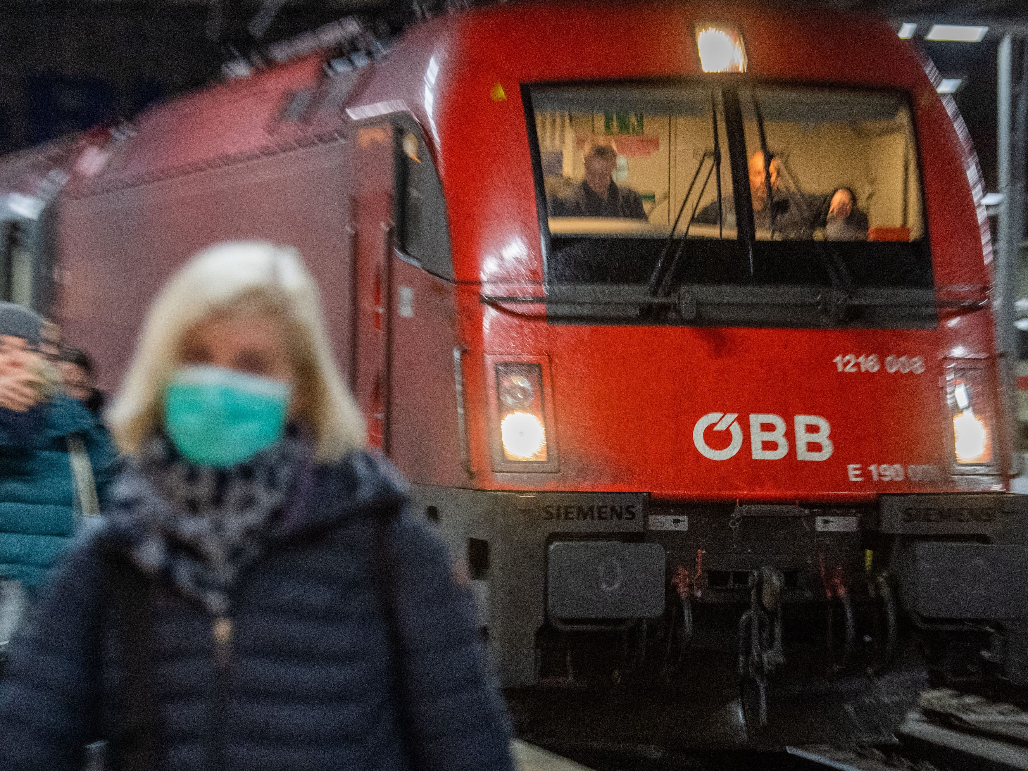 Ein mit der Omikron-Variante des Coronavirus Infizierter reiste am 23. November mit dem Zug von München nach Tirol.