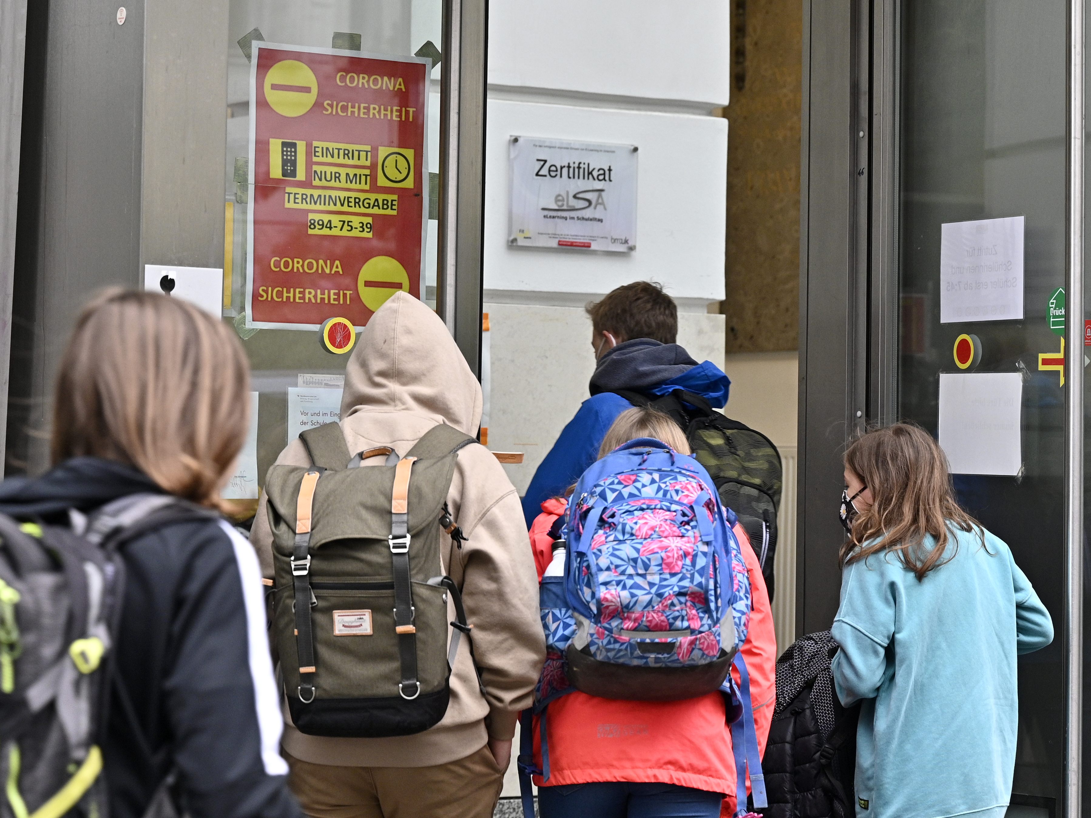 Der Schulbetrieb geht im Lockdown mit Maskenpflicht weiter. Der Schulbetrieb geht im Lockdown mit Maskenpflicht weiter.