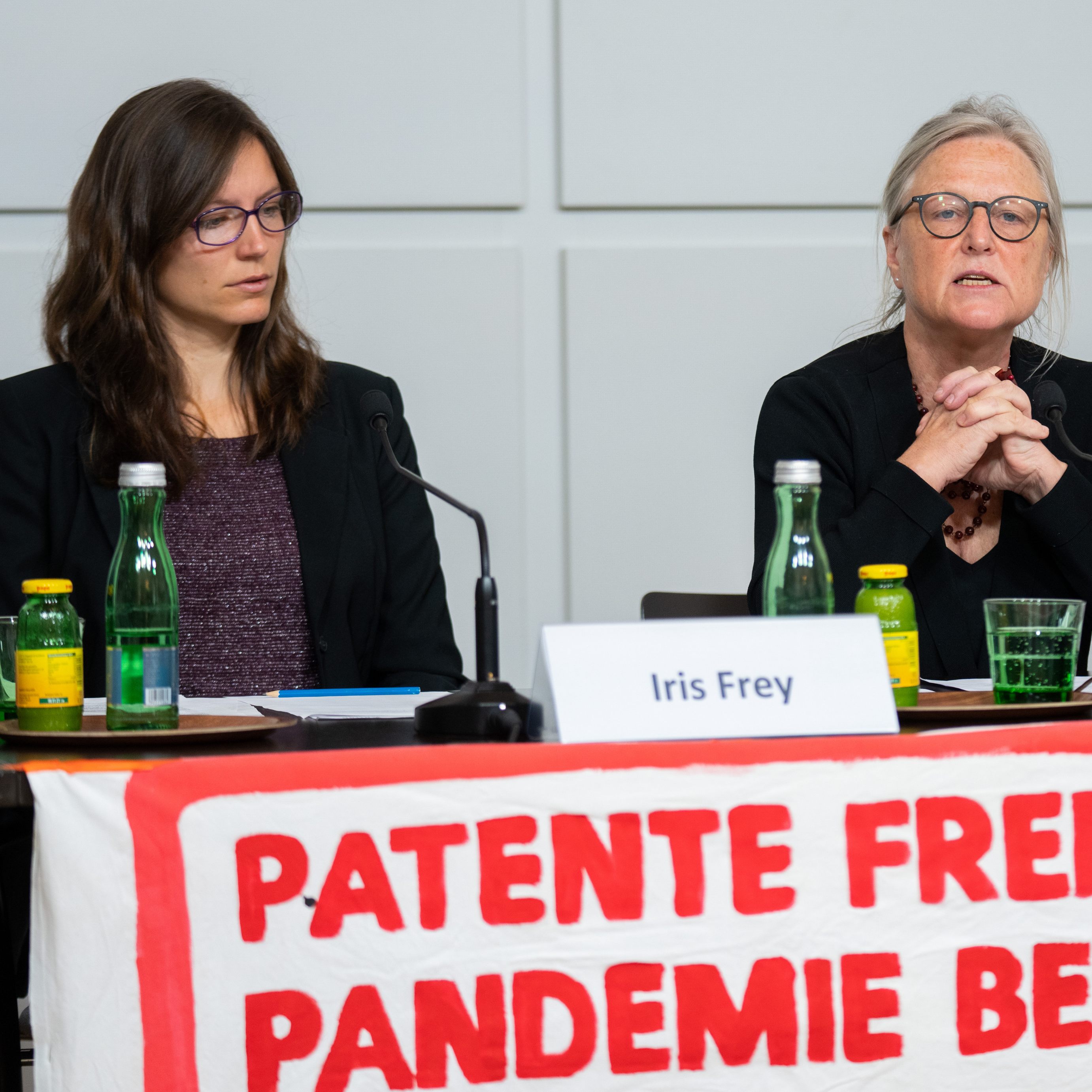 Schon am 8. November forderte Iris Frey von Attac (links) neben Claudia Wild (Austrian Institute for Health Technology Assessment) bei einer Pressekonferenz in Wien die Patentfreigabe von Corona-Impfstoffen.