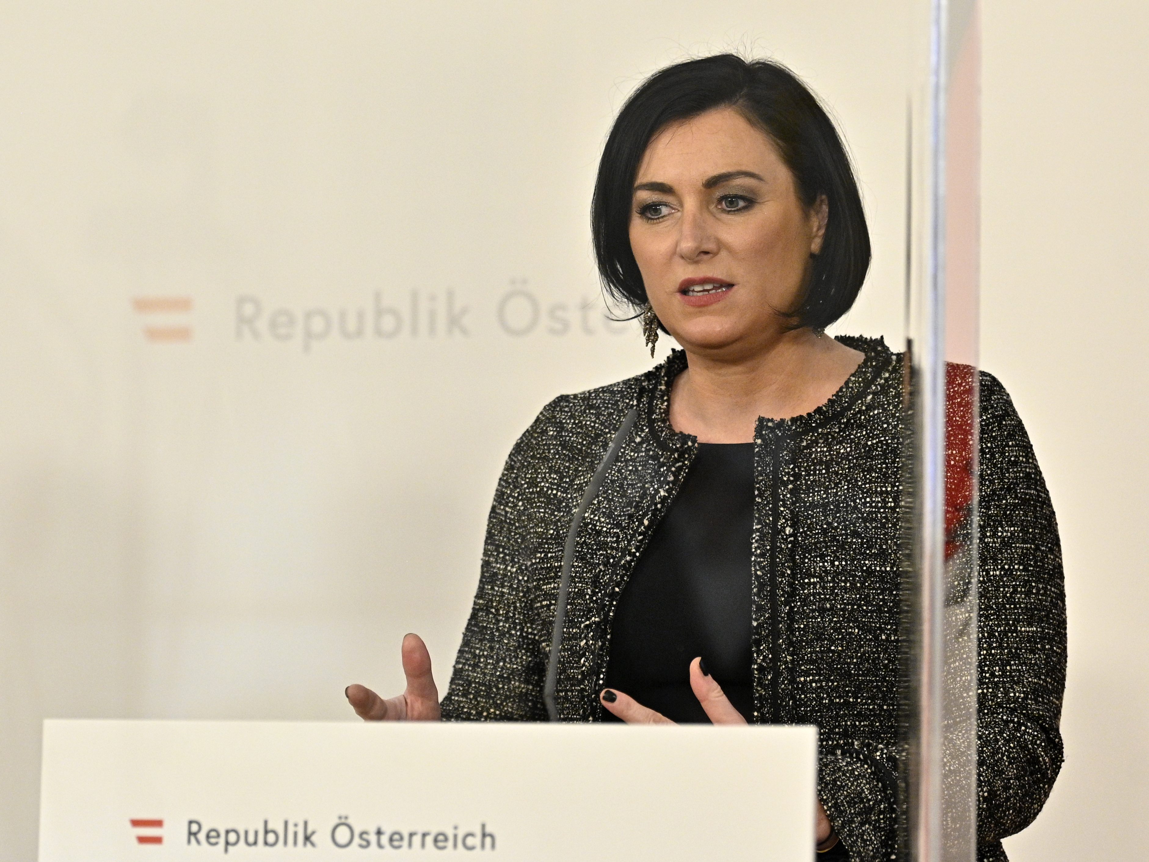 Köstinger kritisiert "mutwillige Impfverweigerer" scharf. Köstinger kritisiert "mutwillige Impfverweigerer" scharf.