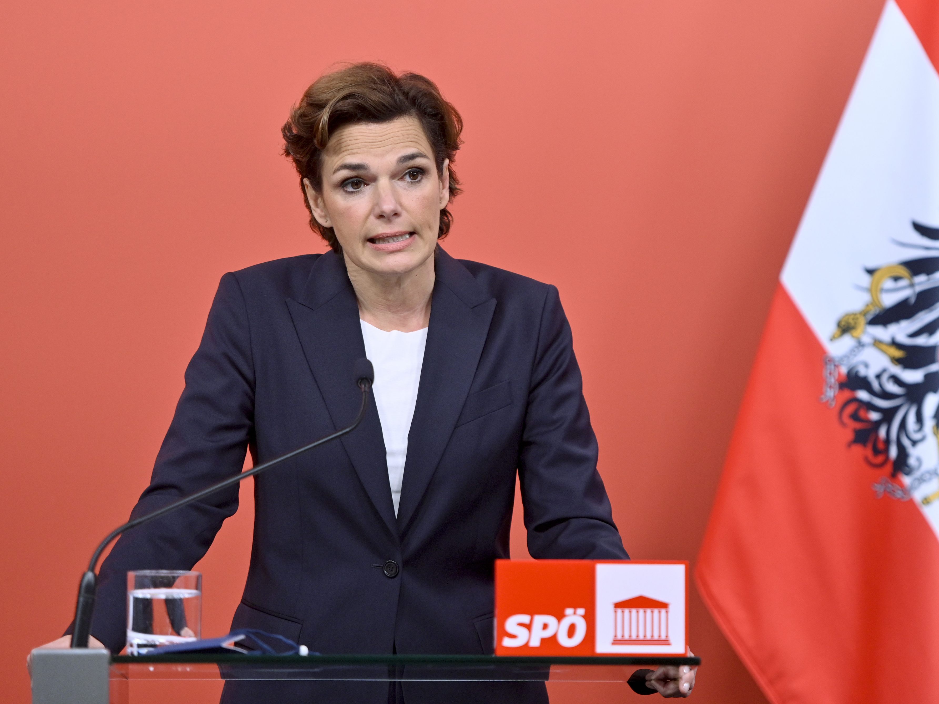 Pamela Rendi-Wagner zu Folge gibt es eine "Bankrotterklärung" der Bundesregierung. Pamela Rendi-Wagner zu Folge gibt es eine "Bankrotterklärung" der Bundesregierung.