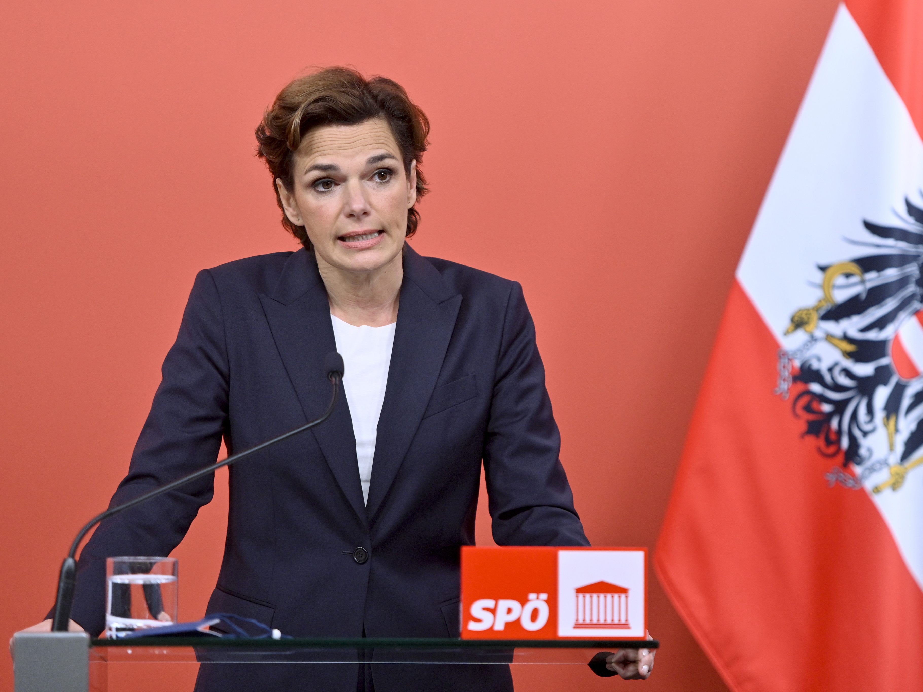 Rendi-Wagner sieht in regionalen Lockdowns für Ungeimpfte keine Lösung. Rendi-Wagner sieht in regionalen Lockdowns für Ungeimpfte keine Lösung.