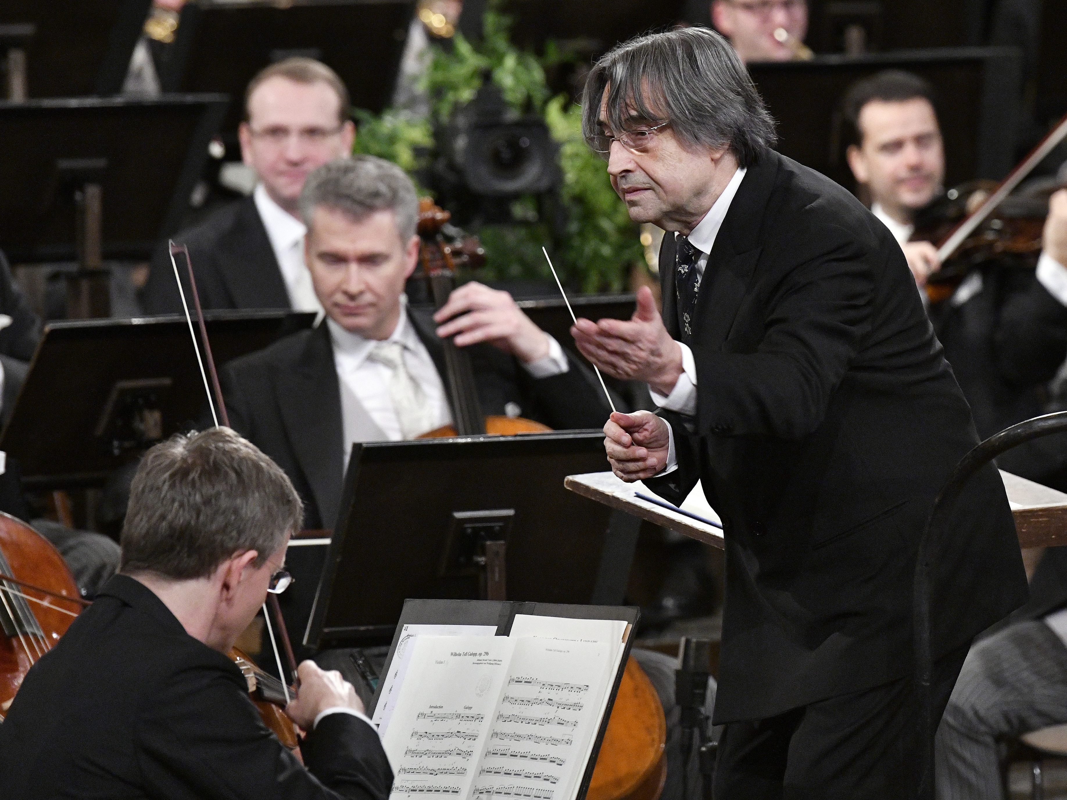 Der italienische Dirigent Riccardo Muti tourt aktuell mit den Wiener Philharmonikern durch Asien Der italienische Dirigent Riccardo Muti tourt aktuell mit den Wiener Philharmonikern durch Asien