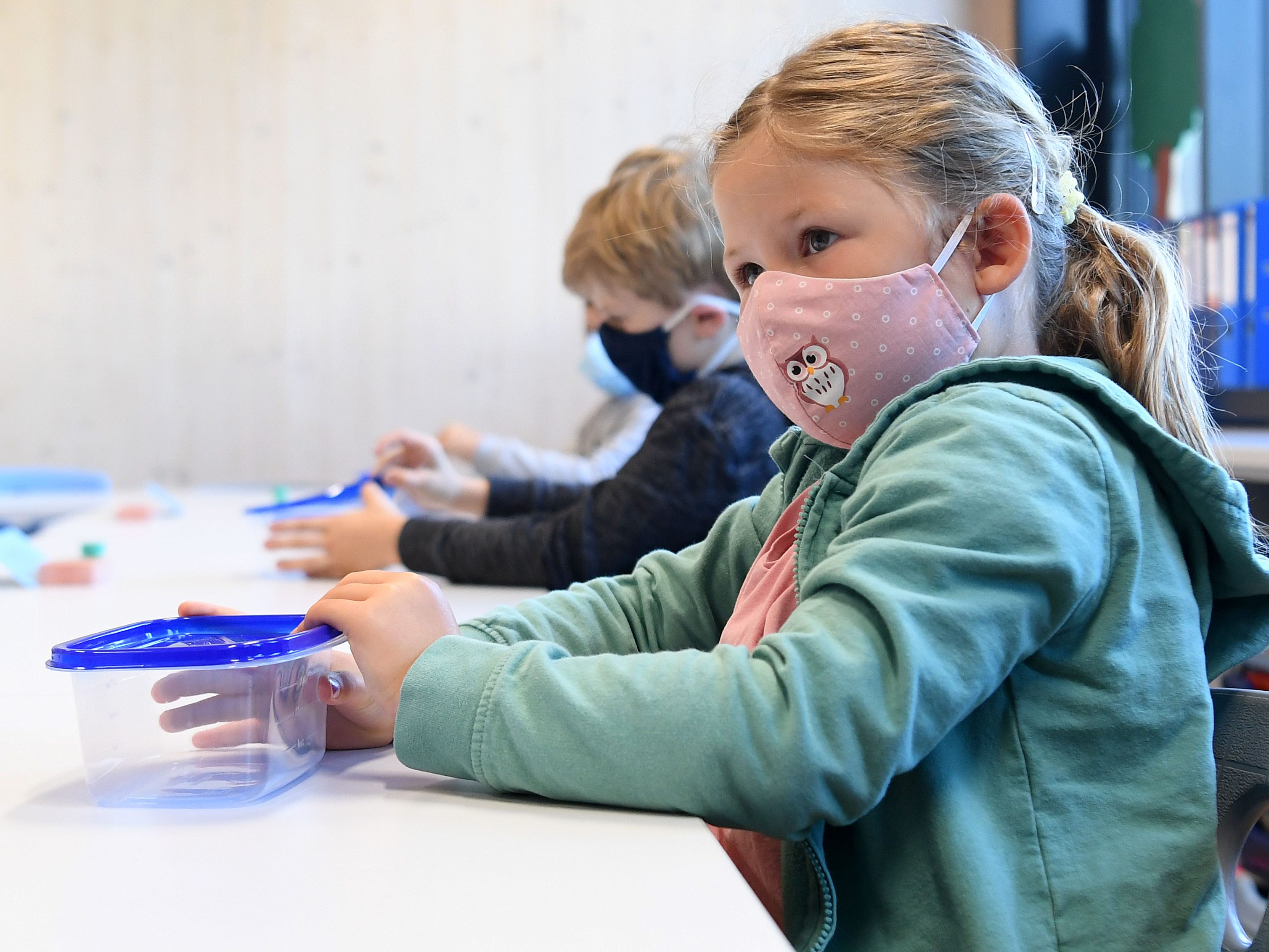 Die Regierung weitet die Sonderbetreuungspflicht aus. Diese kann nun auch bei Regelunterricht in Anspruch genommen werden. Die Regierung weitet die Sonderbetreuungspflicht aus. Diese kann nun auch bei Regelunterricht in Anspruch genommen werden.