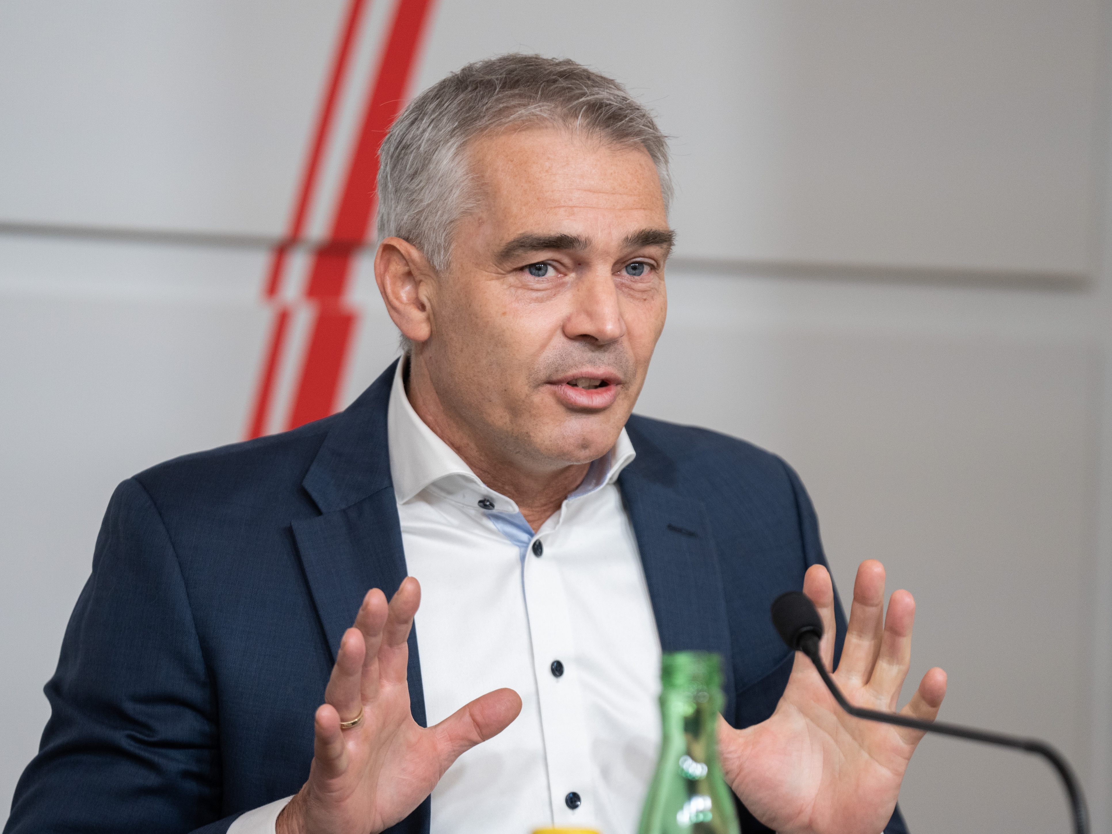 Epidemiologe schließt Quarantäne für Geimpfte, die mit einem Corona-Erkrankten in Berührung gekommen sind, nicht aus. Epidemiologe schließt Quarantäne für Geimpfte, die mit einem Corona-Erkrankten in Berührung gekommen sind, nicht aus.