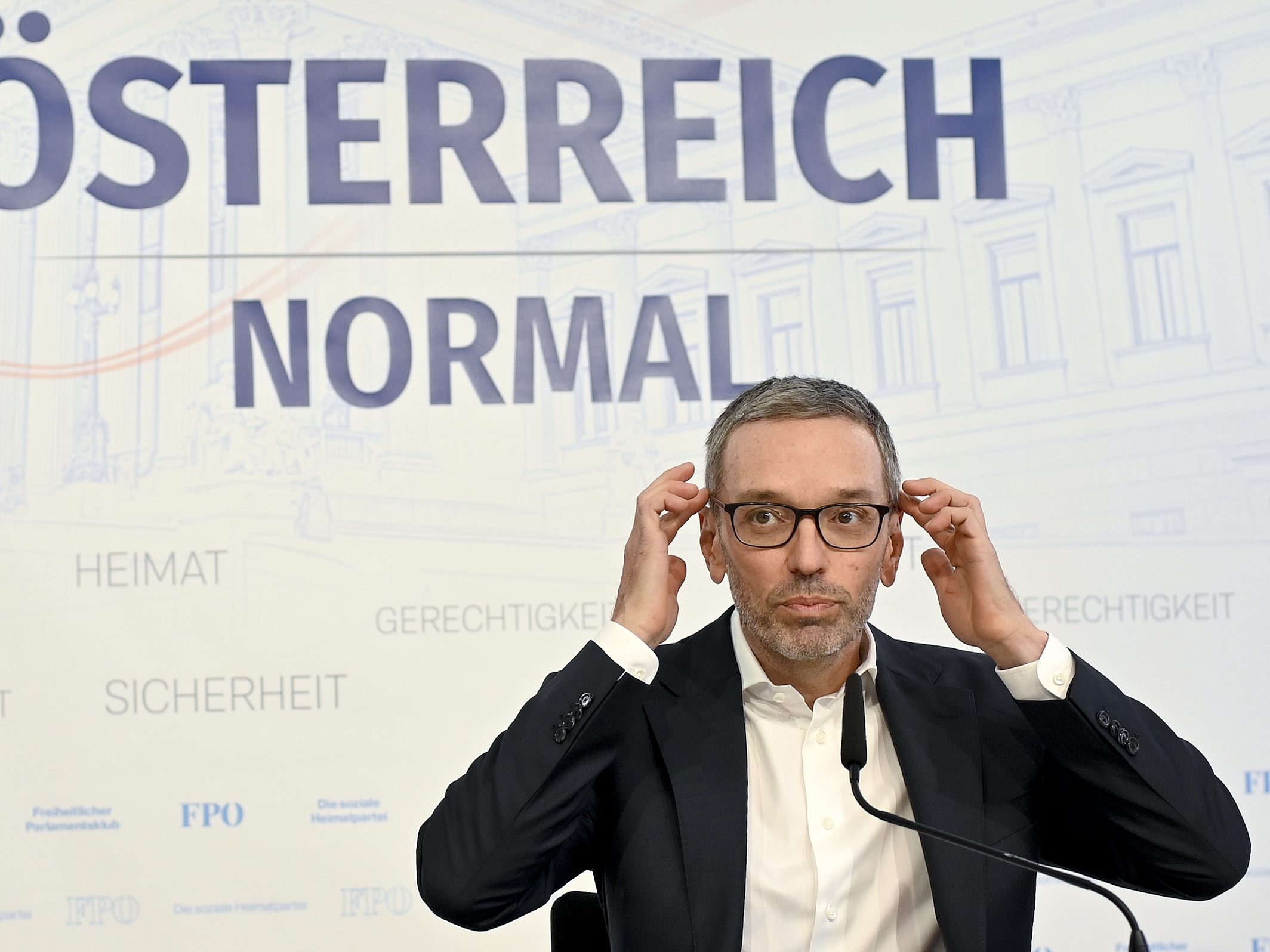 Hinter FPÖ-Chef Herbert Kickl liegt eine Corona-Infektion. Hinter FPÖ-Chef Herbert Kickl liegt eine Corona-Infektion.