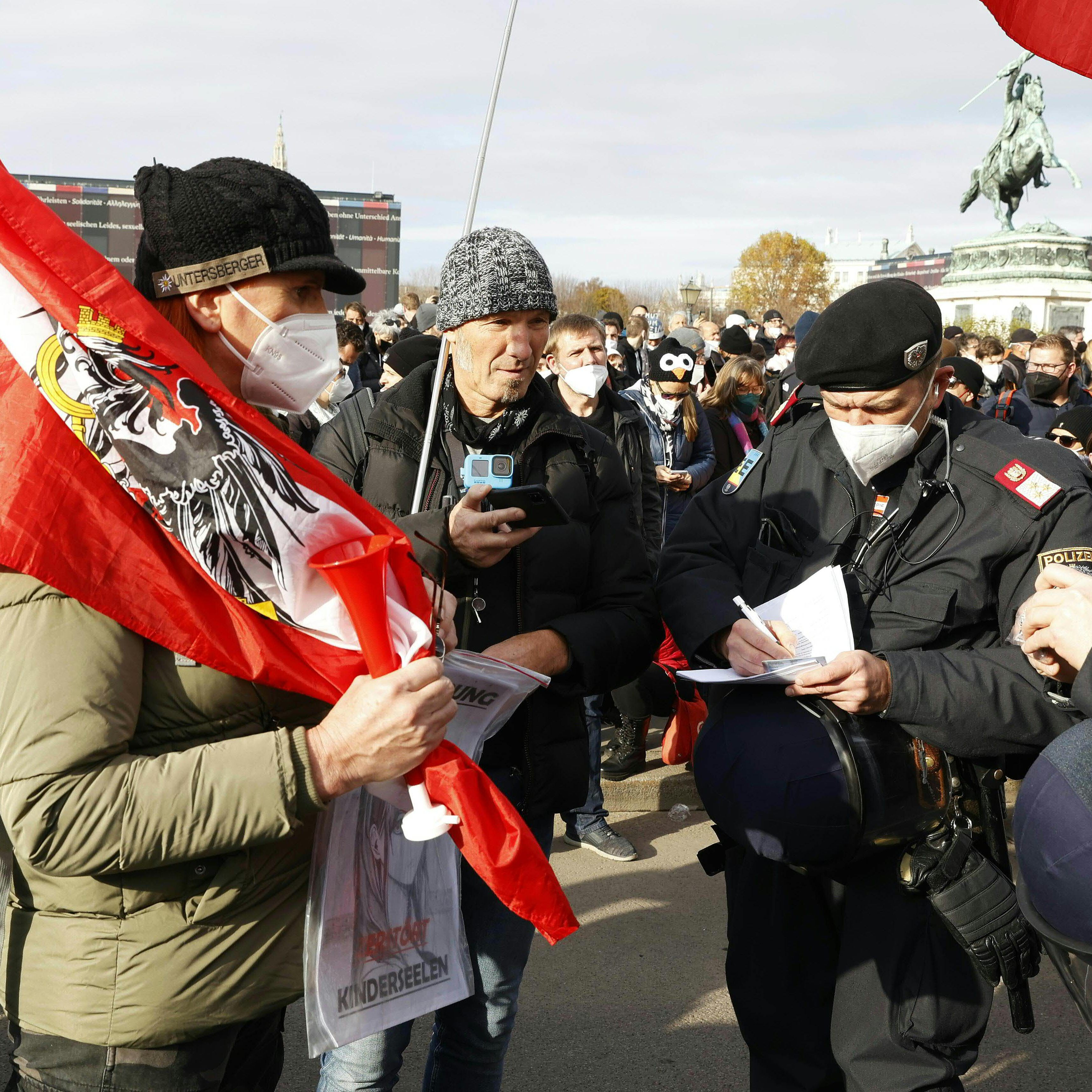 Polizeibeamte während einer Demonstration gegen die Corona-Maßnahmen am Samstag, 20. November 2021, in Wien.
