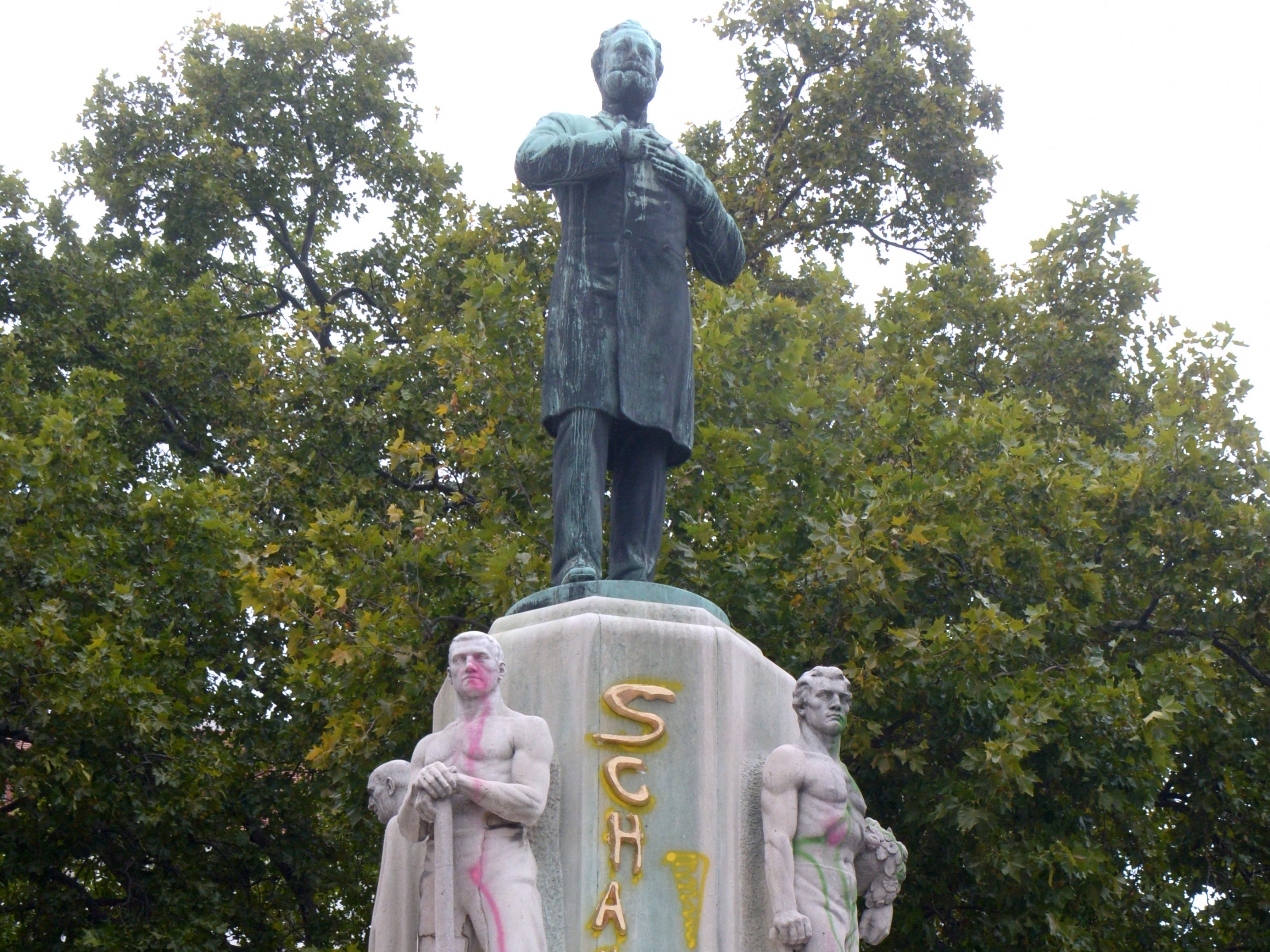 Der "Schande"-Schriftzug am Lueger-Denkmal wird vorerst bleiben.