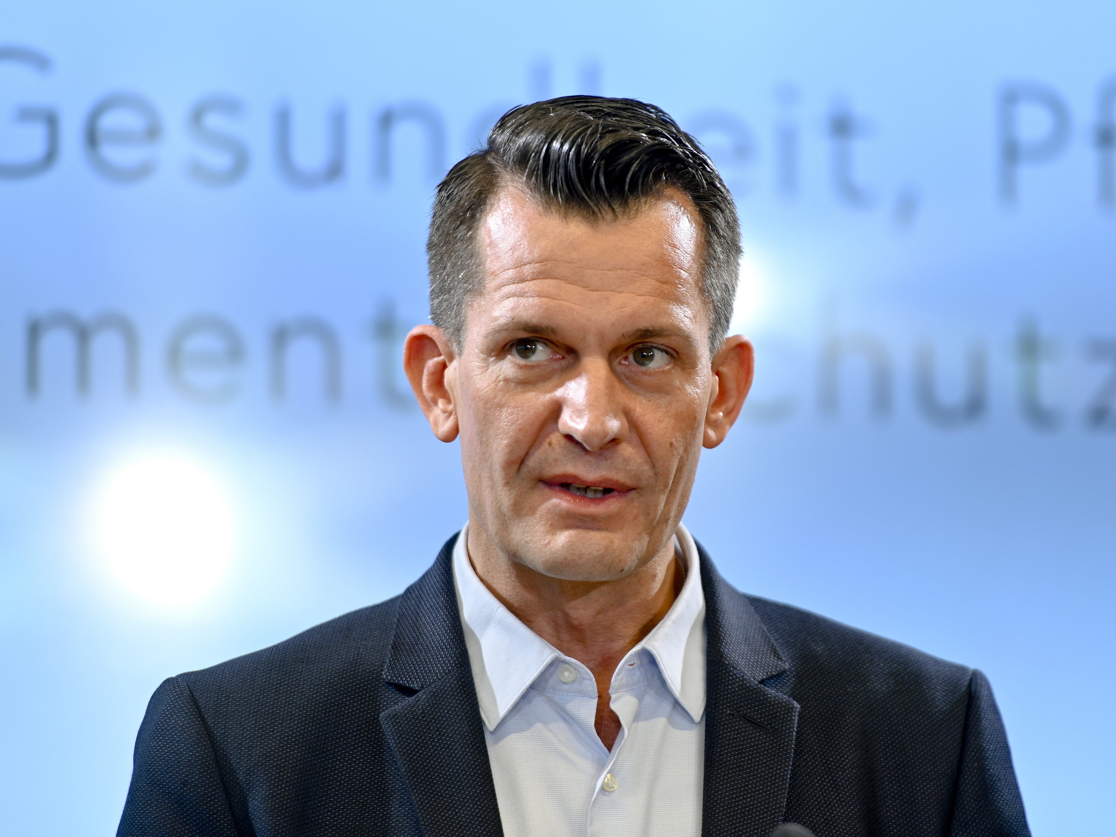 Gesundheitsminister Wolfgang Mückstein (Grüne) verkündete in einer PK am Freitag einen Lockdown für Ungeimpfte in Salzburg und OÖ ab Montag. Gesundheitsminister Wolfgang Mückstein (Grüne) verkündete in einer PK am Freitag einen Lockdown für Ungeimpfte in Salzburg und OÖ ab Montag.