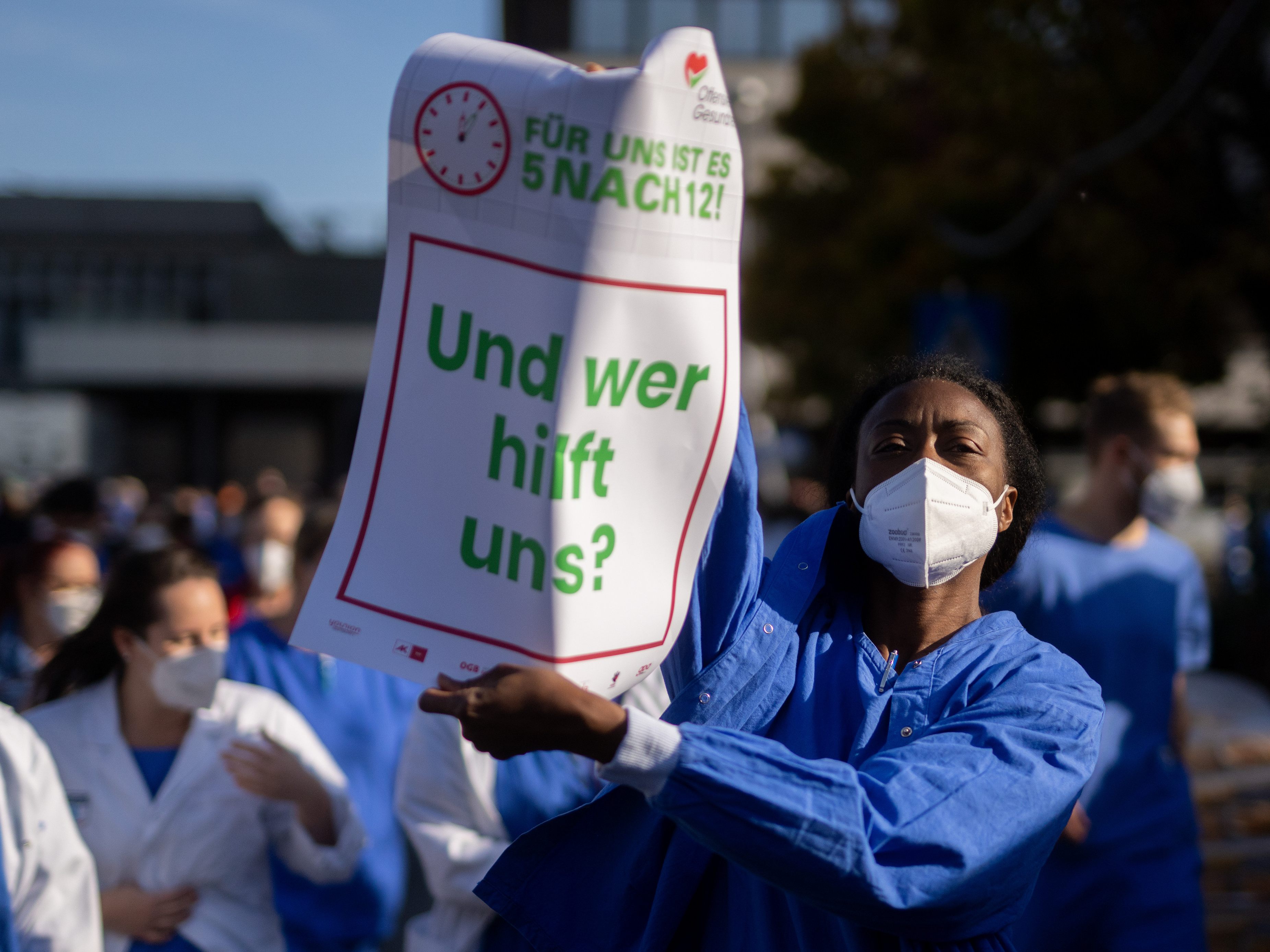 Im Rahmen der Protestaktion "5 nach 12" ging das Gesundheitspersonal österreichweit auf die Straße. Im Rahmen der Protestaktion "5 nach 12" ging das Gesundheitspersonal österreichweit auf die Straße.