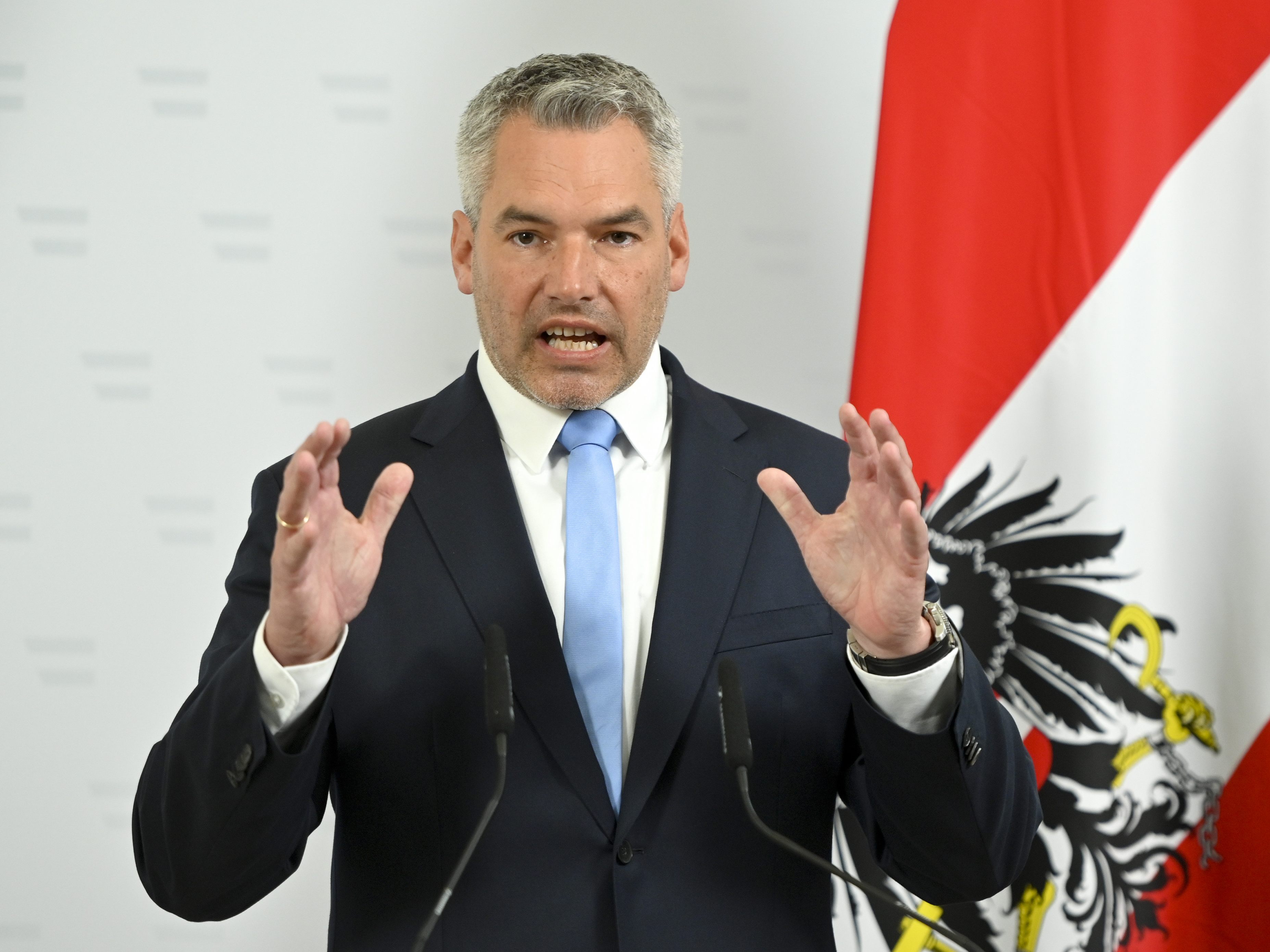 Innenminister Karl Nehammer (ÖVP) kündigte am Montag schärfere Kontrollen der 2G-Regeln durch die Polizei an. Innenminister Karl Nehammer (ÖVP) kündigte am Montag schärfere Kontrollen der 2G-Regeln durch die Polizei an.