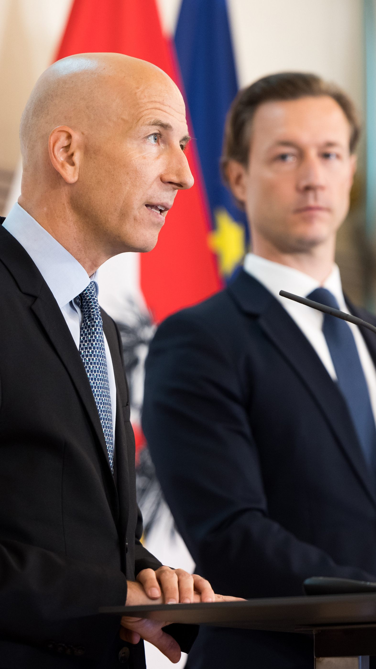 Kocher und Blümel geben eine Pressekonferenz.