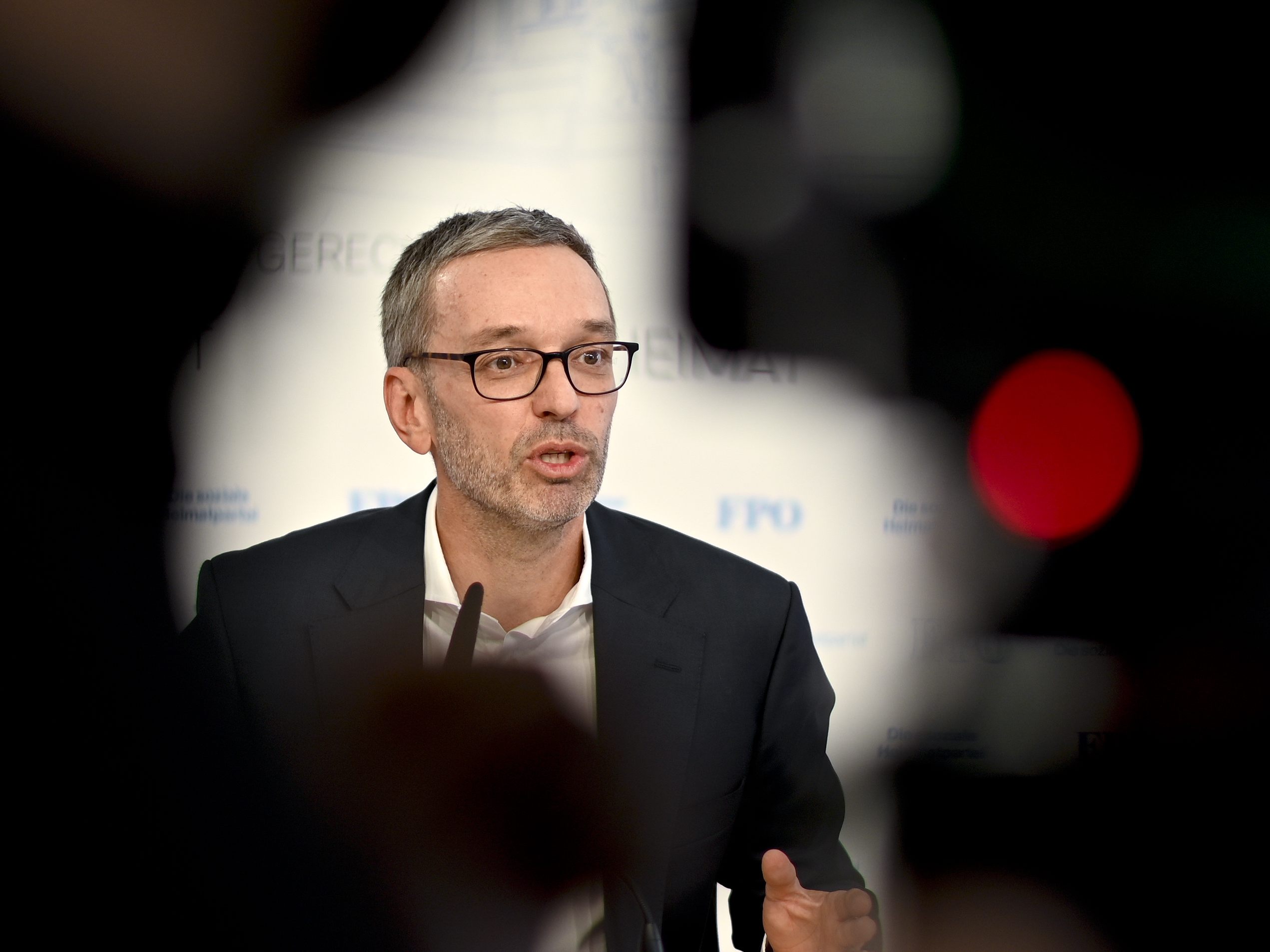 Herbert Kickl ist anscheinend kein Fan der Ankündigung zur 2G-Regel. Herbert Kickl ist anscheinend kein Fan der Ankündigung zur 2G-Regel.