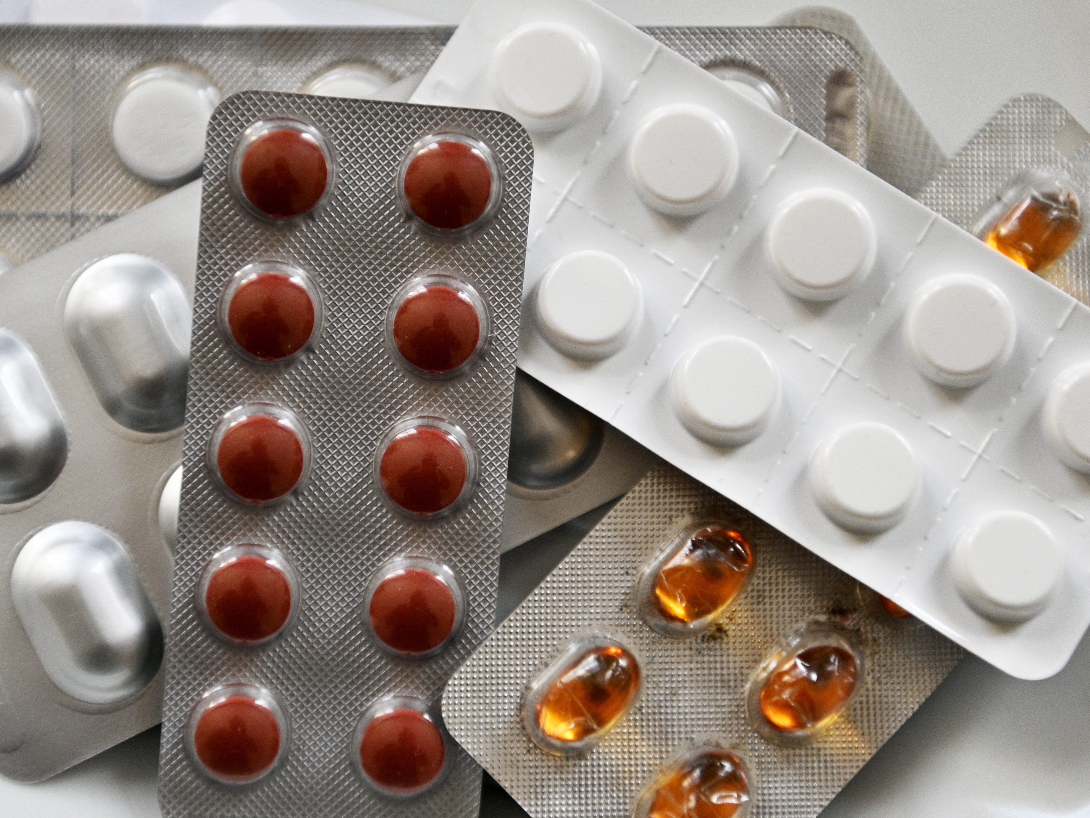 Ein Corona-Medikament in Tablettenform. Ein solches ist noch nicht auf dem Markt. Jedoch sind Pfizer und Merck an der Entwicklung eines Medikaments dran. Ein Corona-Medikament in Tablettenform. Ein solches ist noch nicht auf dem Markt. Jedoch sind Pfizer und Merck an der Entwicklung eines Medikaments dran.