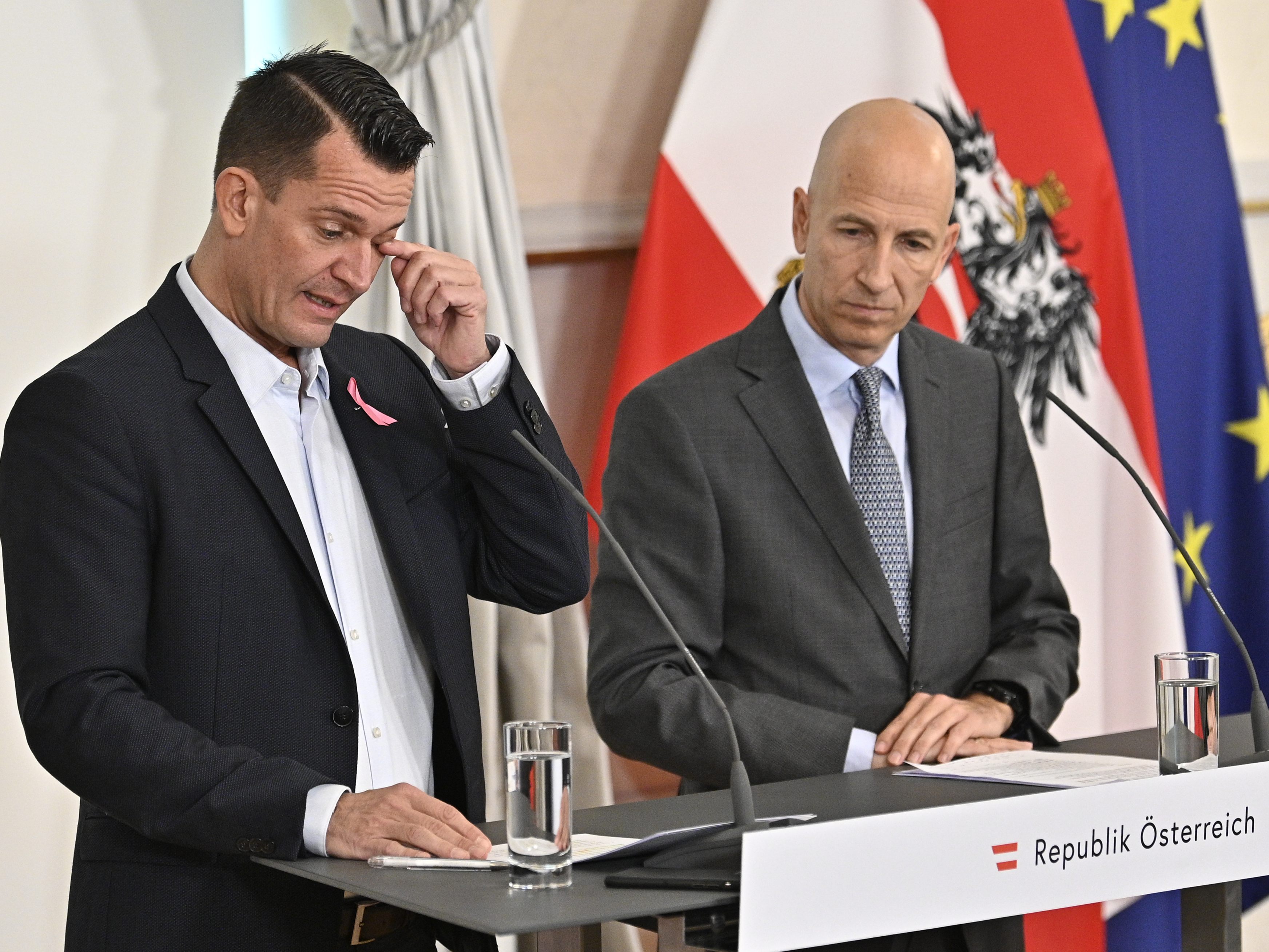 Der Stufenplan mit 2,5G und Co. gelte nicht für den Arbeitsplatz - Kocher (r.) verwies auf Gesundheitsminister Mückstein (l.) Der Stufenplan mit 2,5G und Co. gelte nicht für den Arbeitsplatz - Kocher (r.) verwies auf Gesundheitsminister Mückstein (l.)