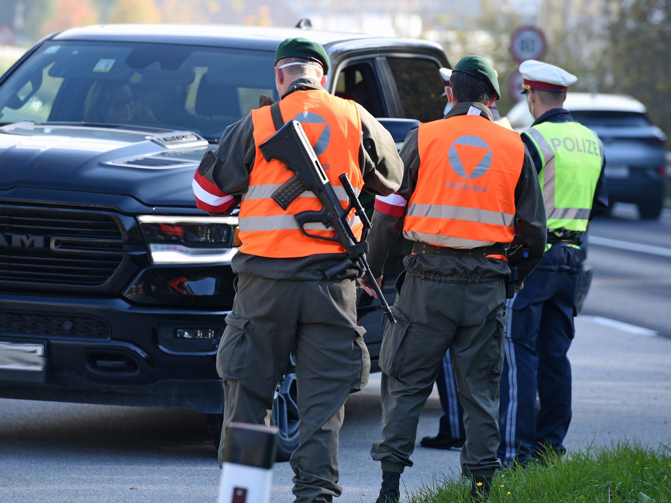 Polizei und Bundesheer führen in Hochinzidenz-Gebieten Ausreisekontrollen durch. Polizei und Bundesheer führen in Hochinzidenz-Gebieten Ausreisekontrollen durch.