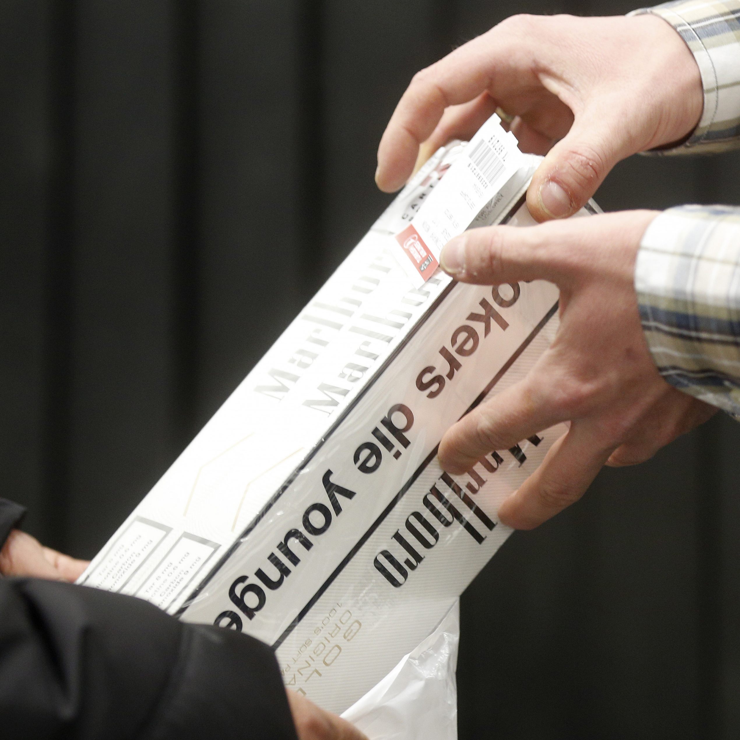 Am Flughafen Wien-Schwechat wurden zwei Zigarettenschmuggler ertappt.