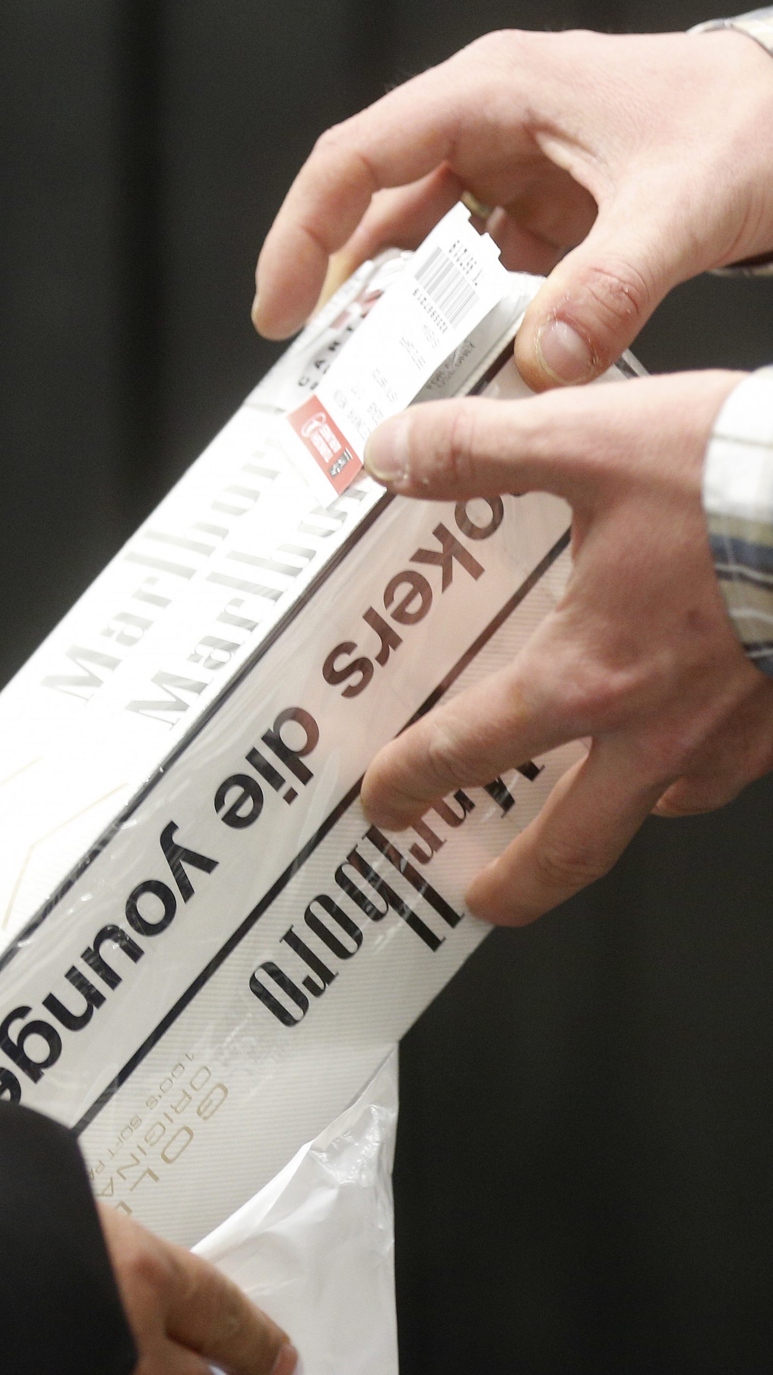 Am Flughafen Wien-Schwechat wurden zwei Zigarettenschmuggler ertappt.