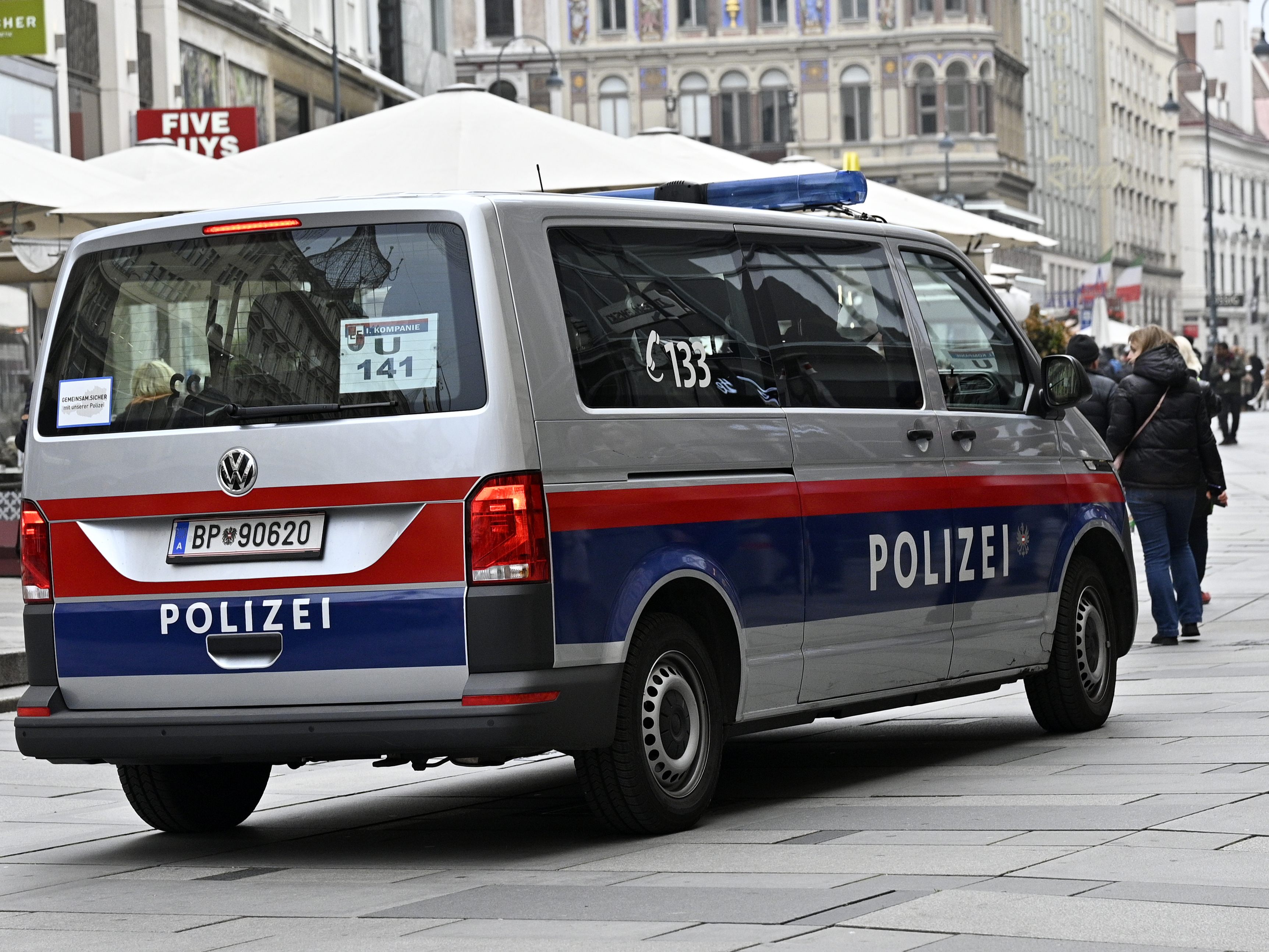 Die Polizei kontrolliert seit Mitternacht 2G-Nachweise. Die Polizei kontrolliert seit Mitternacht 2G-Nachweise.