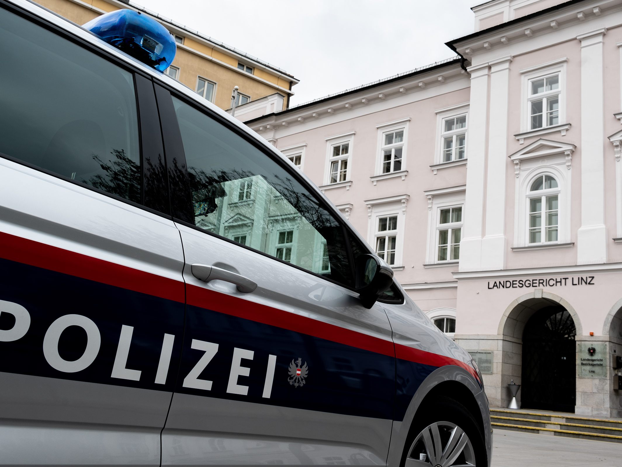 Jene Jugendlichen, die einen Polizisten anzünden wollten und ein Polizeiauto in Brand setzen, wurden ausgeforscht.